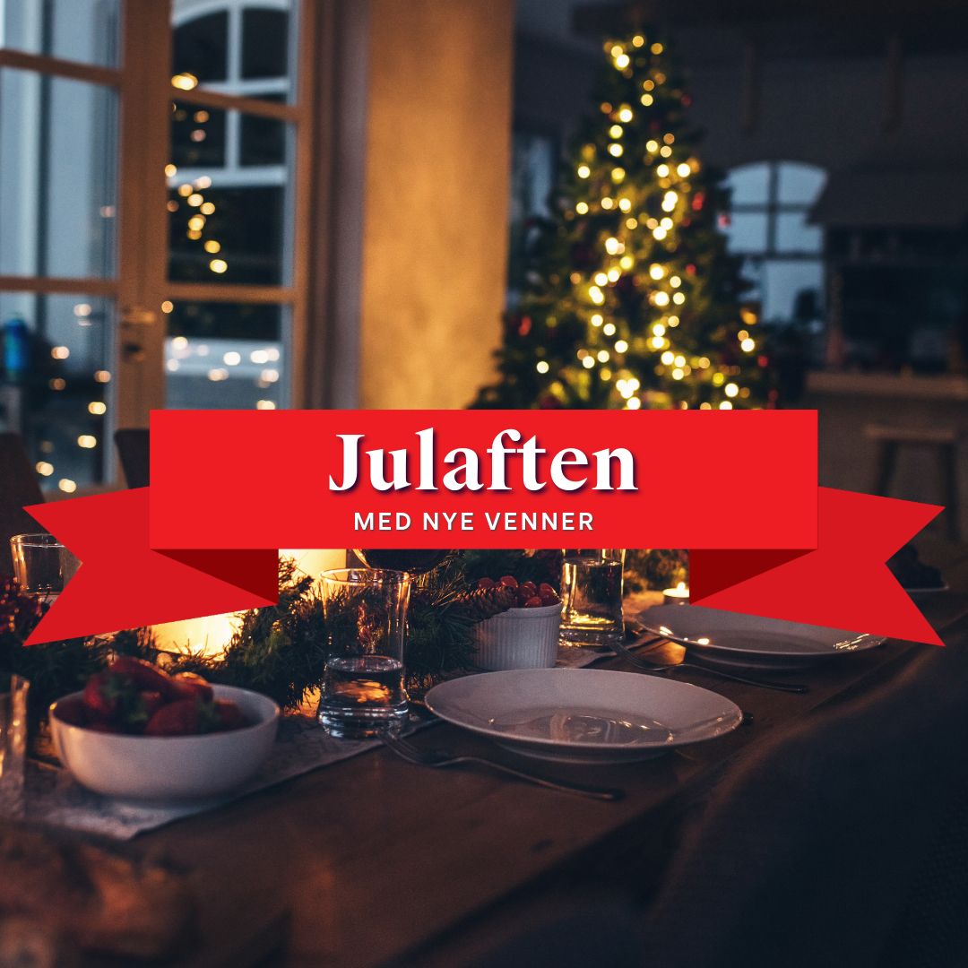 Foto av dekket spisebord med tallerkener, glass og julepynt, og et juletre i bakgrunnen. Rød grafikk med hvit skrift midt i bildet der det står: Julaften med nye venner.