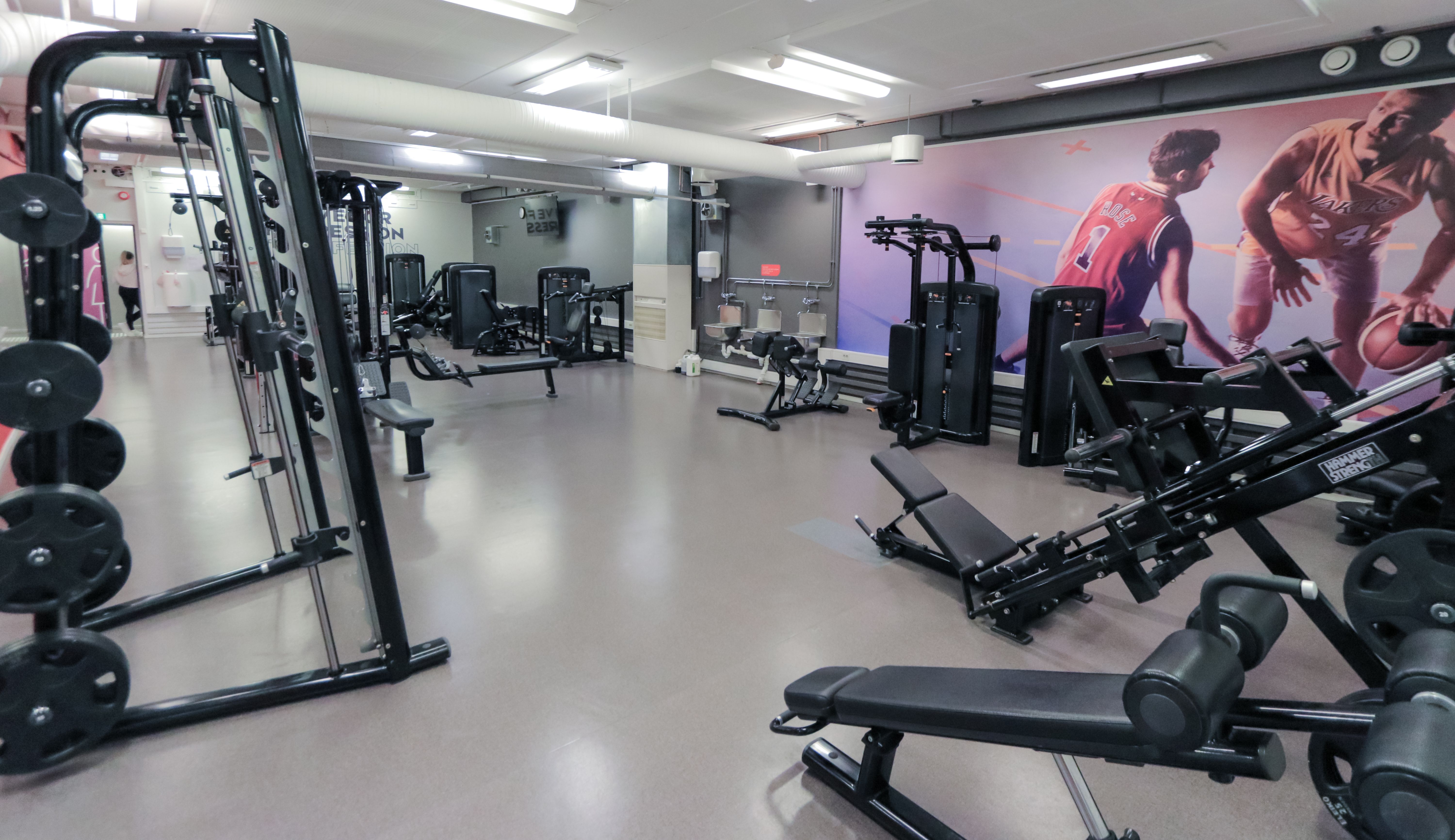 Treningsstudio med mange ulike treningsapparater hos Athletica Blindern. 