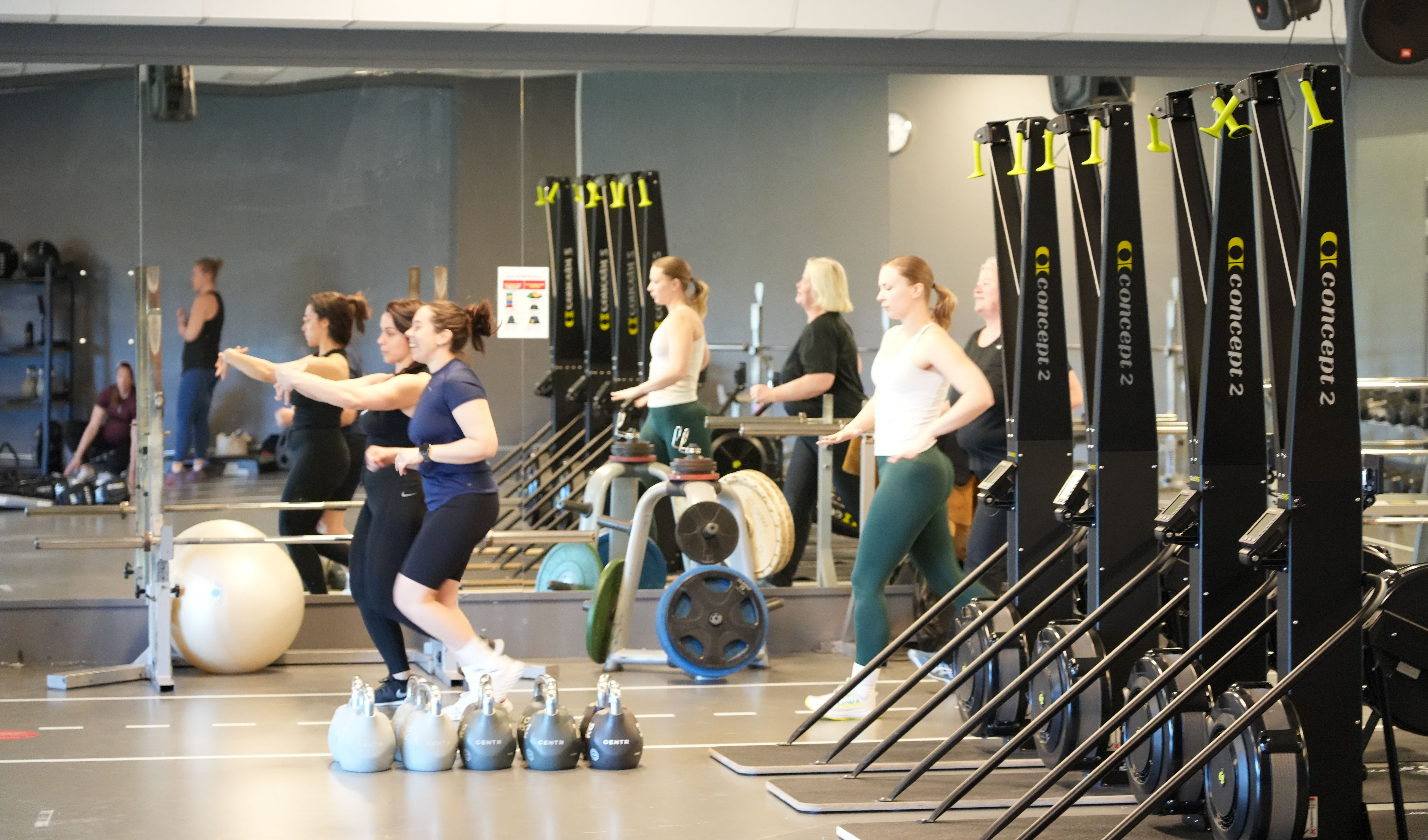 Fire personer som trener HYROX på Athletica Domus. 