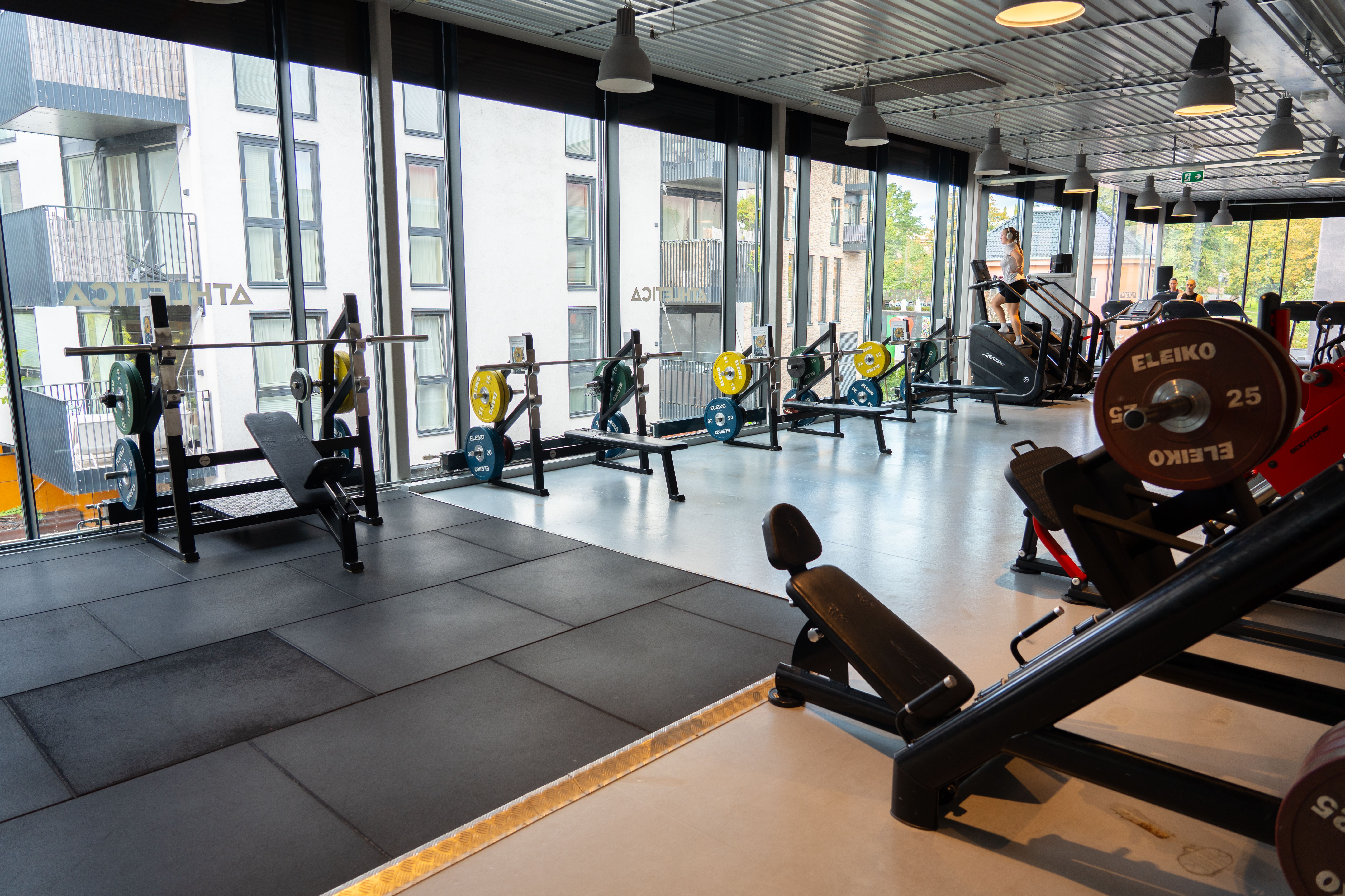 Bilde av studio på Athletica Vulkan med blant annet skråbenk, benkpresser og benpress. 