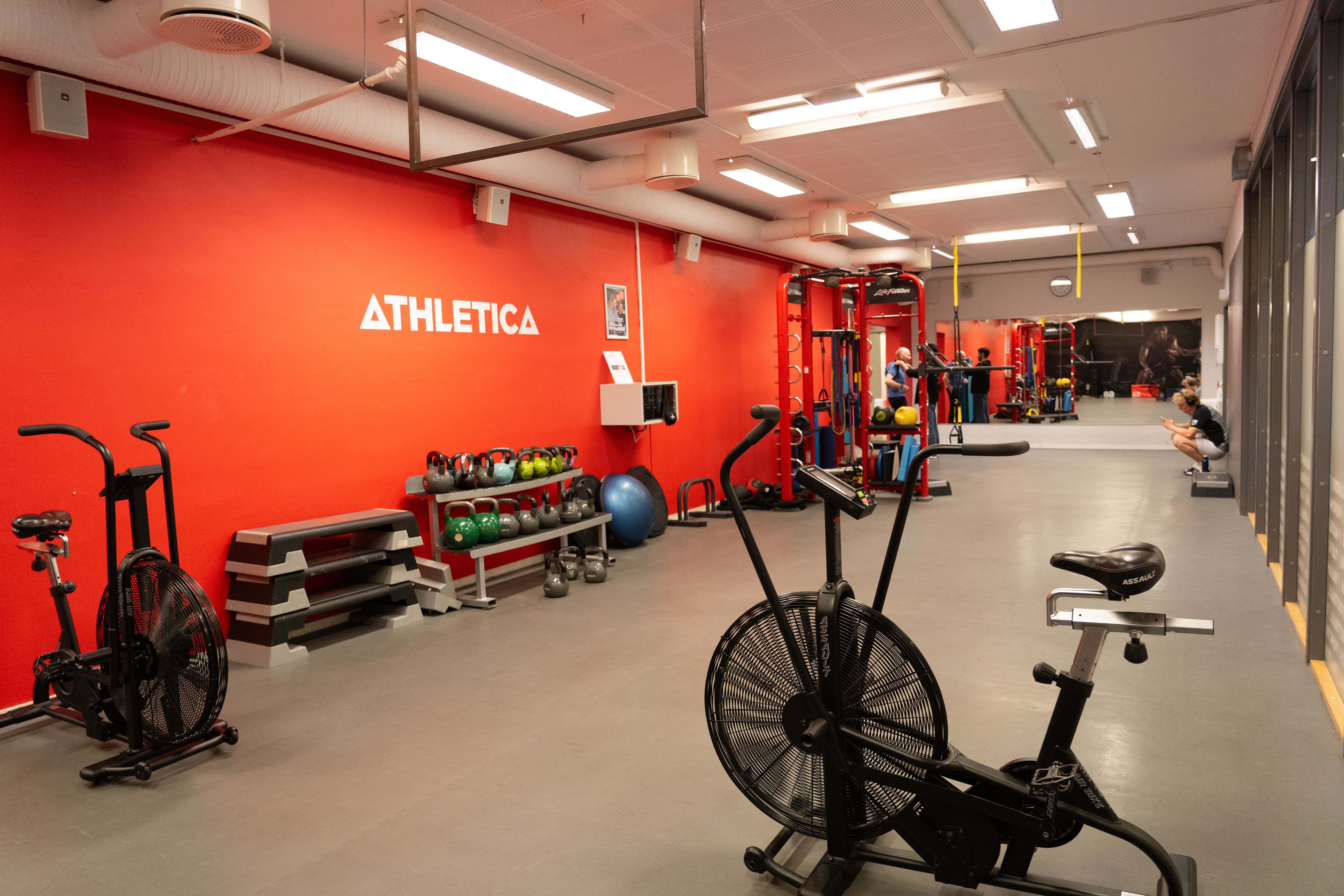 Bilde av funksjonell treningssone hos Athletica Blindern med treningsutstyr, 