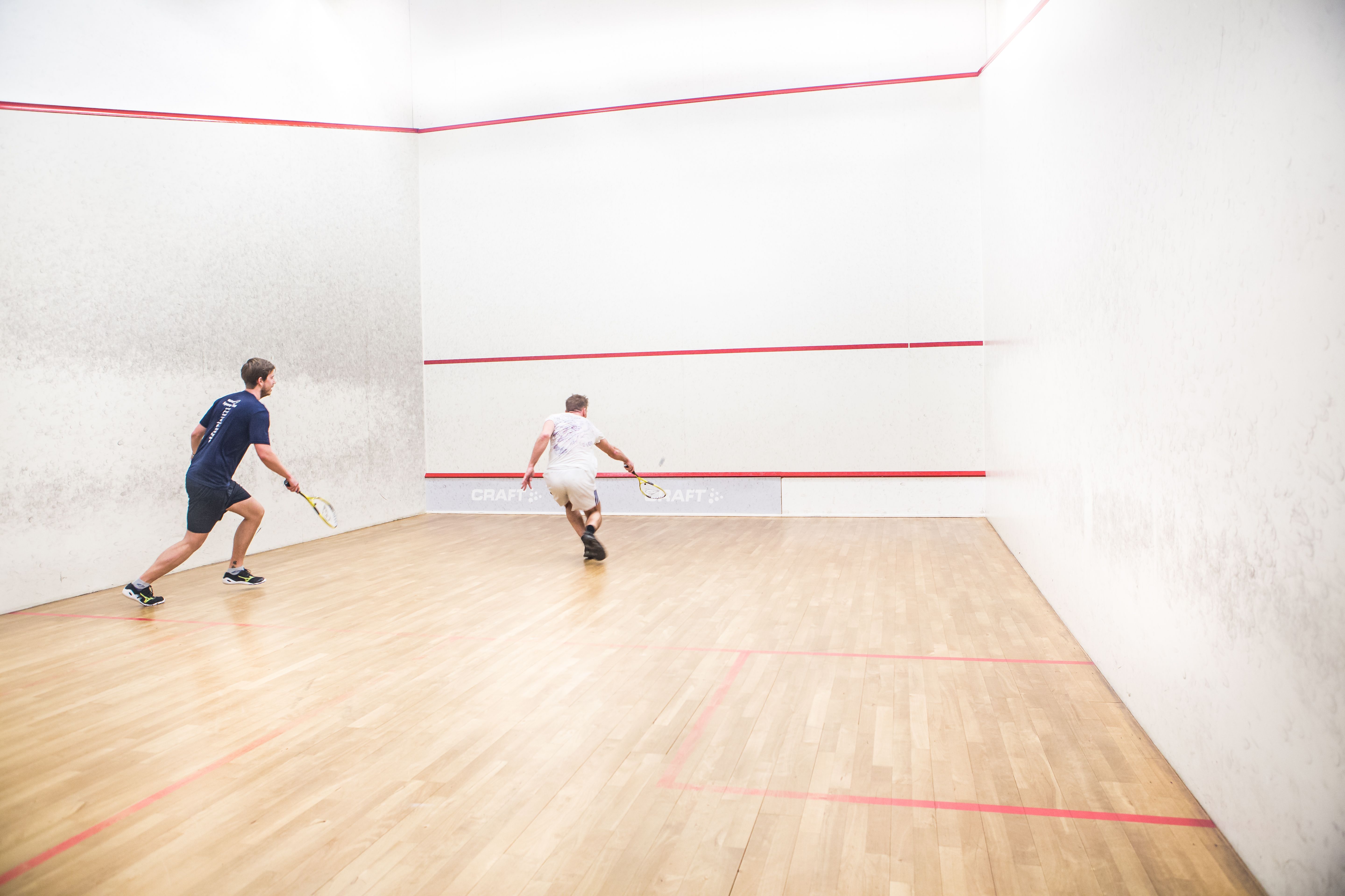 Squashbane på Athletica Domus og to stk som spiller squash.