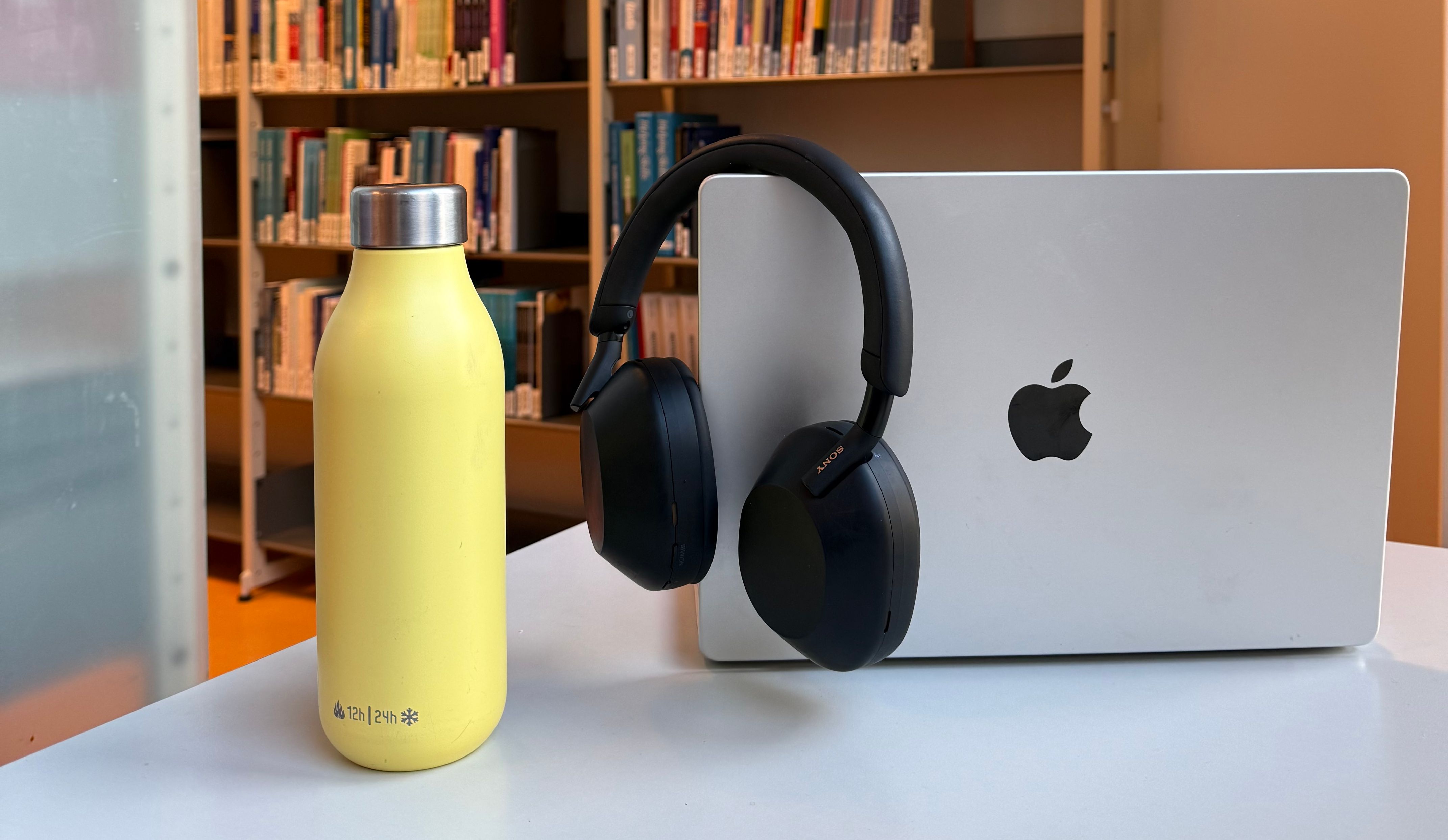 En flaske, en PC og et headset