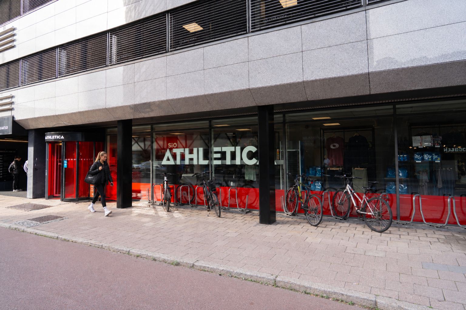 Bilde av hovedinngangen på Athletica Centrum. 