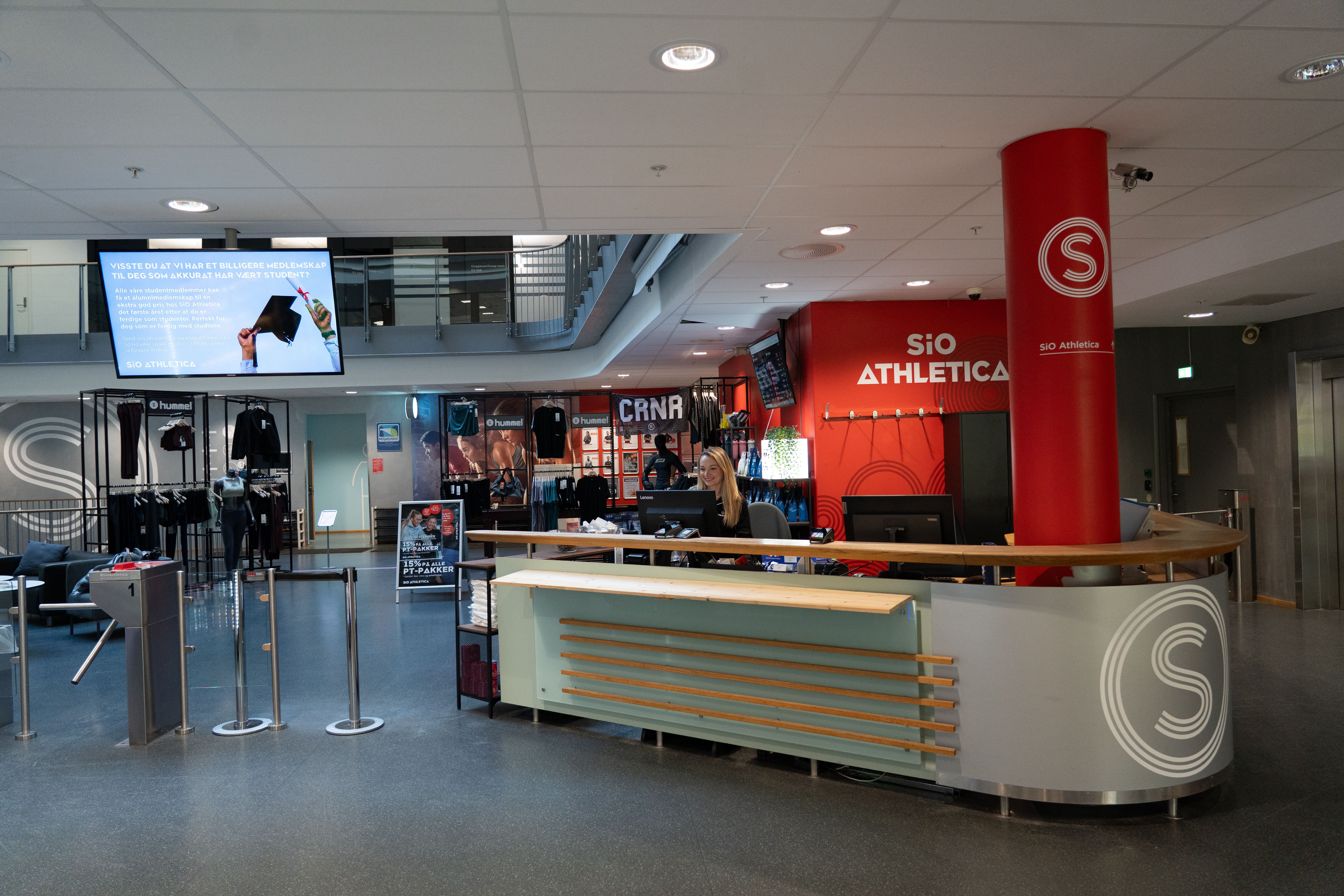 Athletica Nydalen sin resepsjon med shop og mingleområde. 
