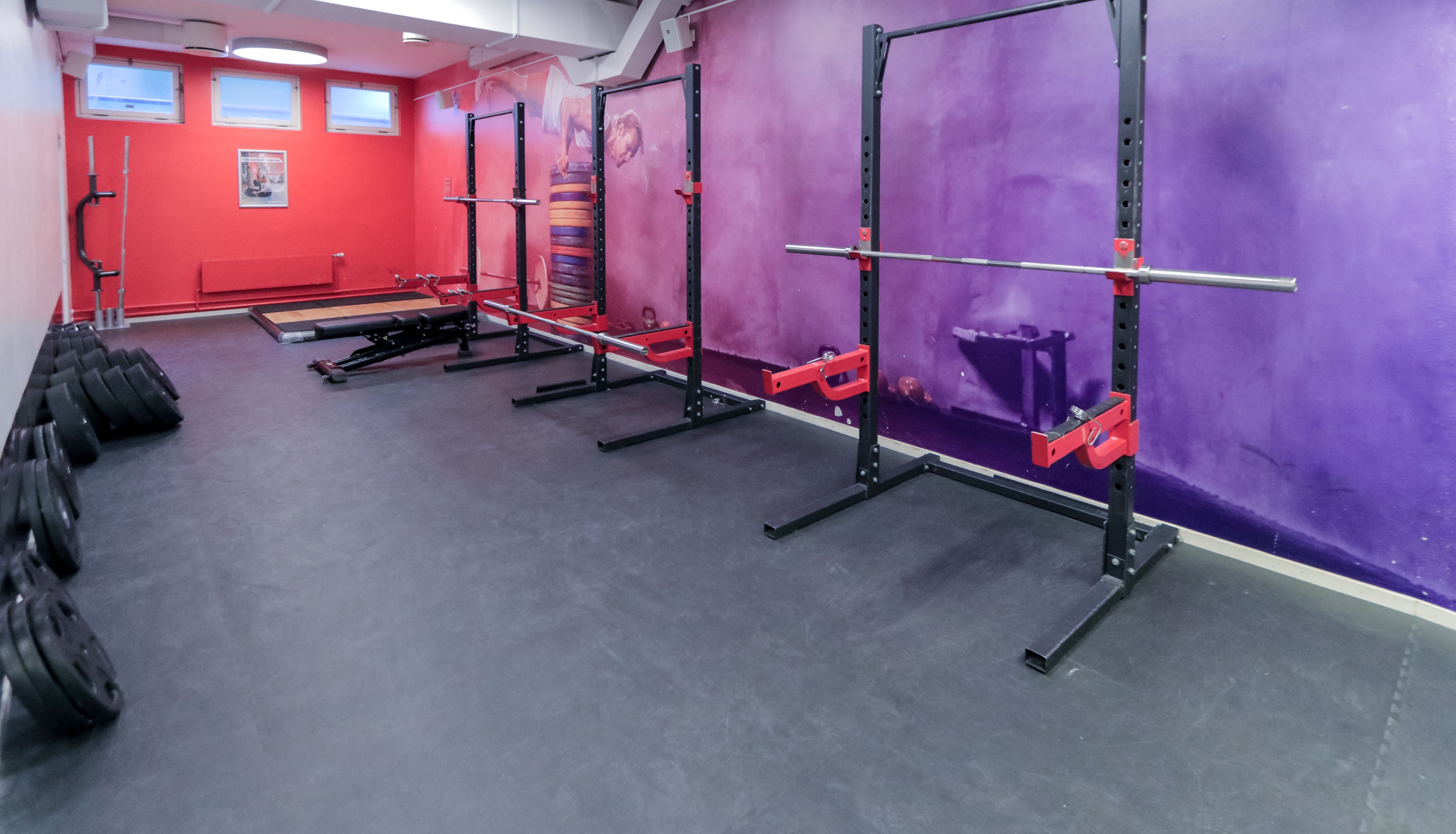 Racks og løfteplattform hos Athletica Blindern med vektskiver.  