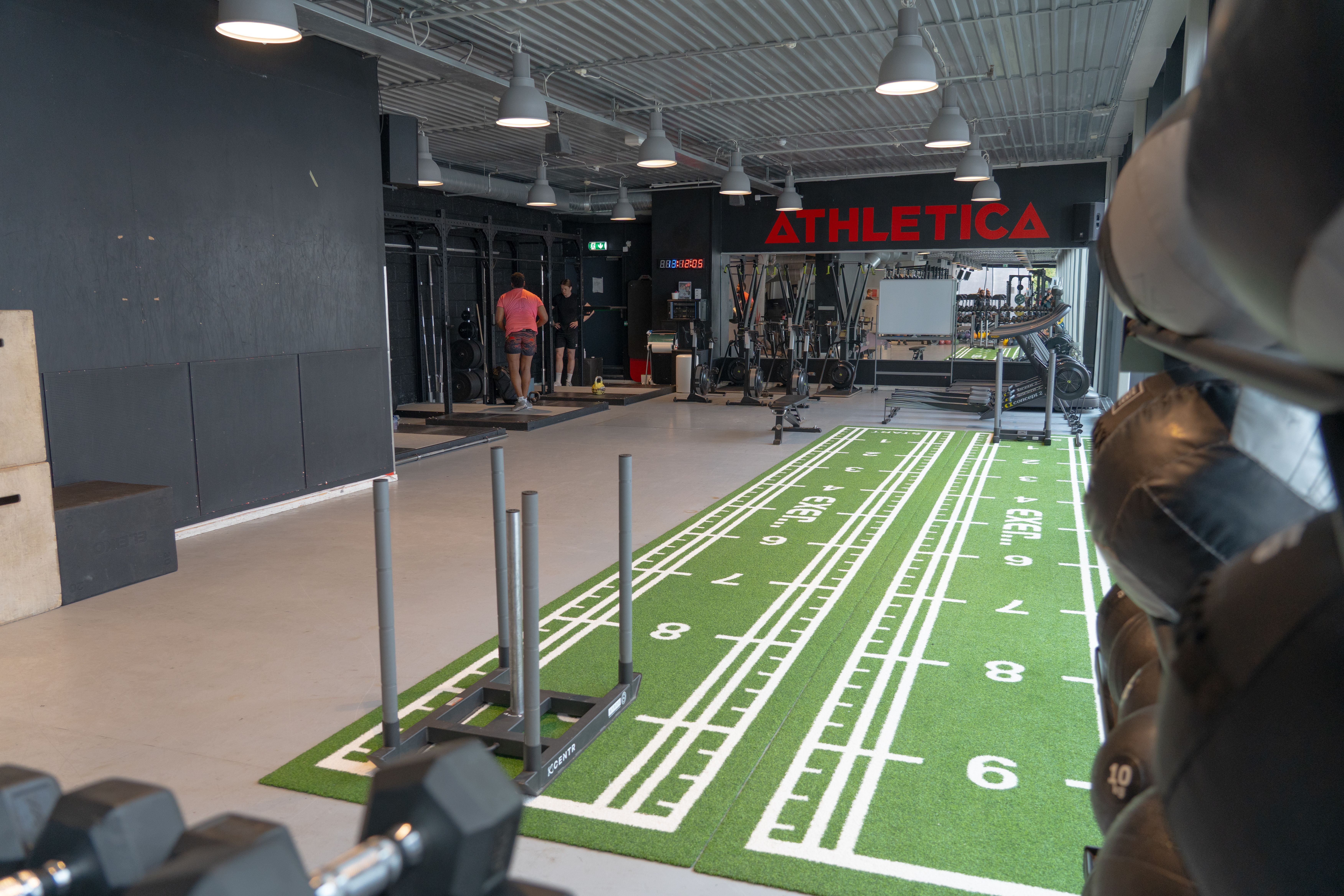 Bilde av funksjonell sone på Athletica Vulkan med turf og treningsutstyr.
