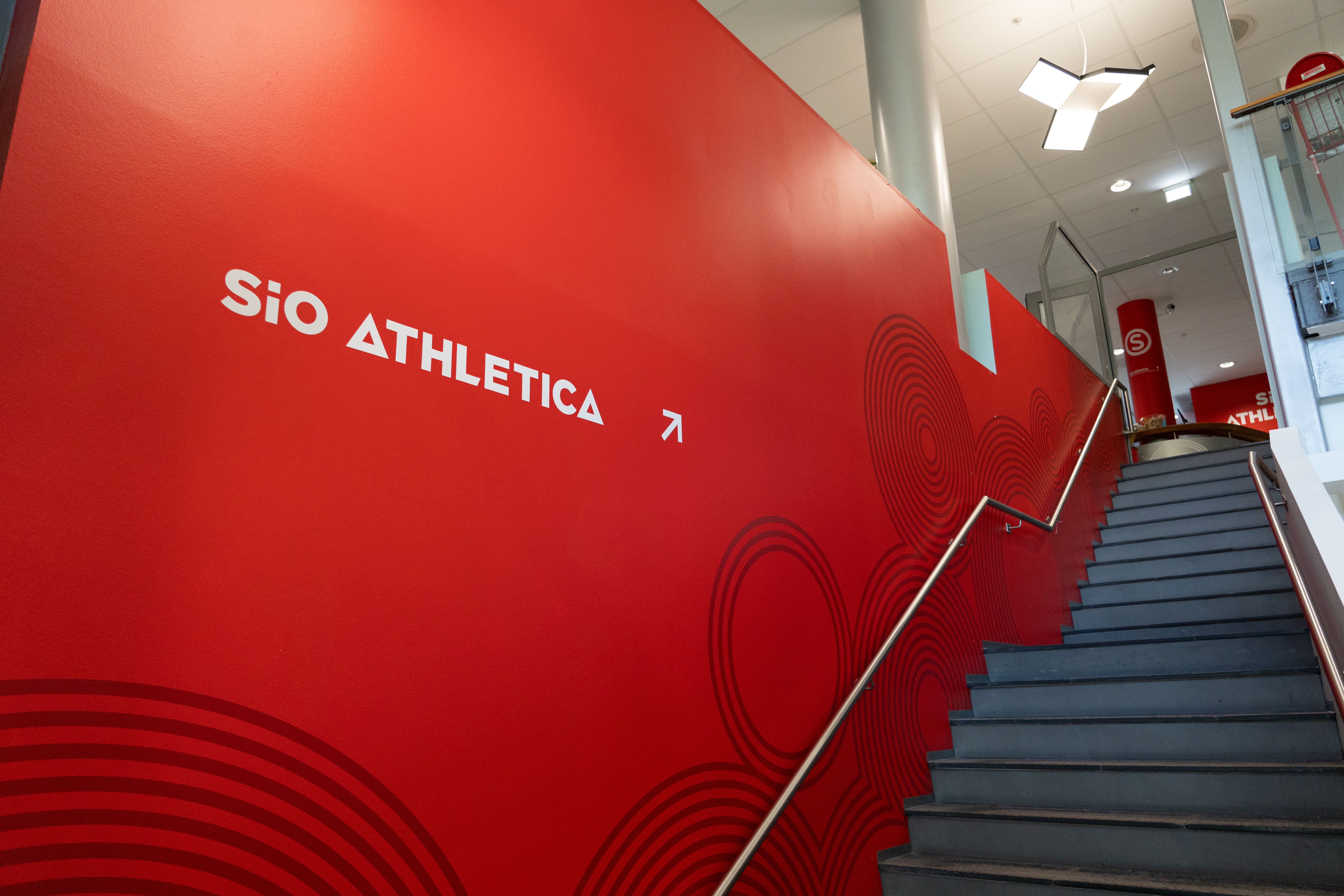 Trappen opp til Athletica Nydalen og SiO Helse Nydalen, ved hovedinngangen.