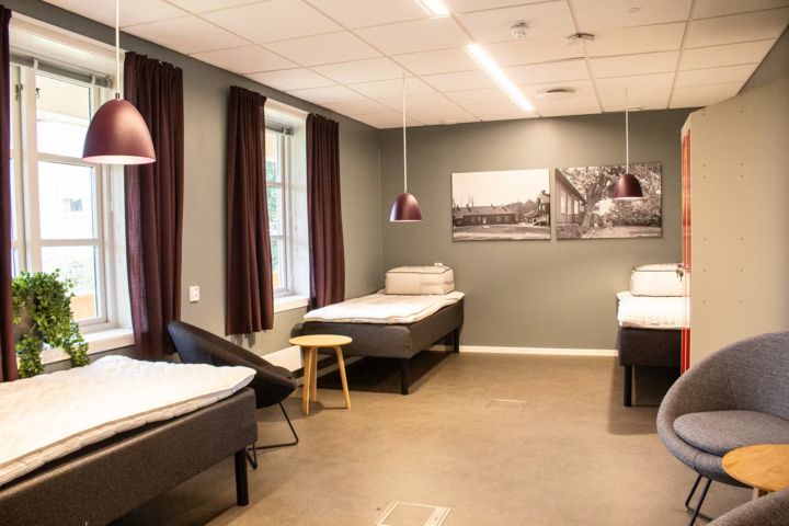 To studenter som holder rundt hverandre og smiler. Rød sirkel med hvit skrift - Søk studentbolig nå.