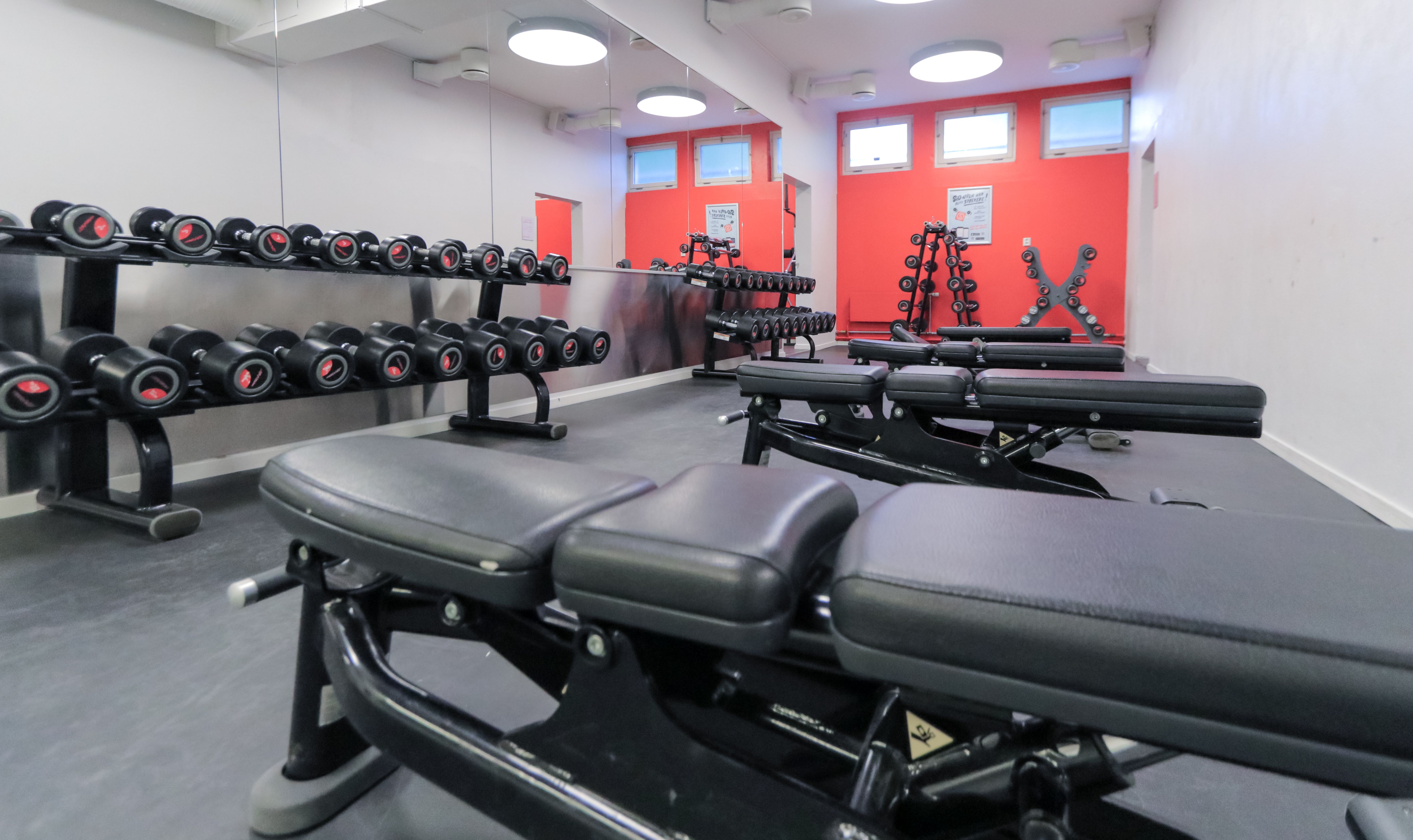 Frivekter, vektstenger og benker på Athletica Blindern.