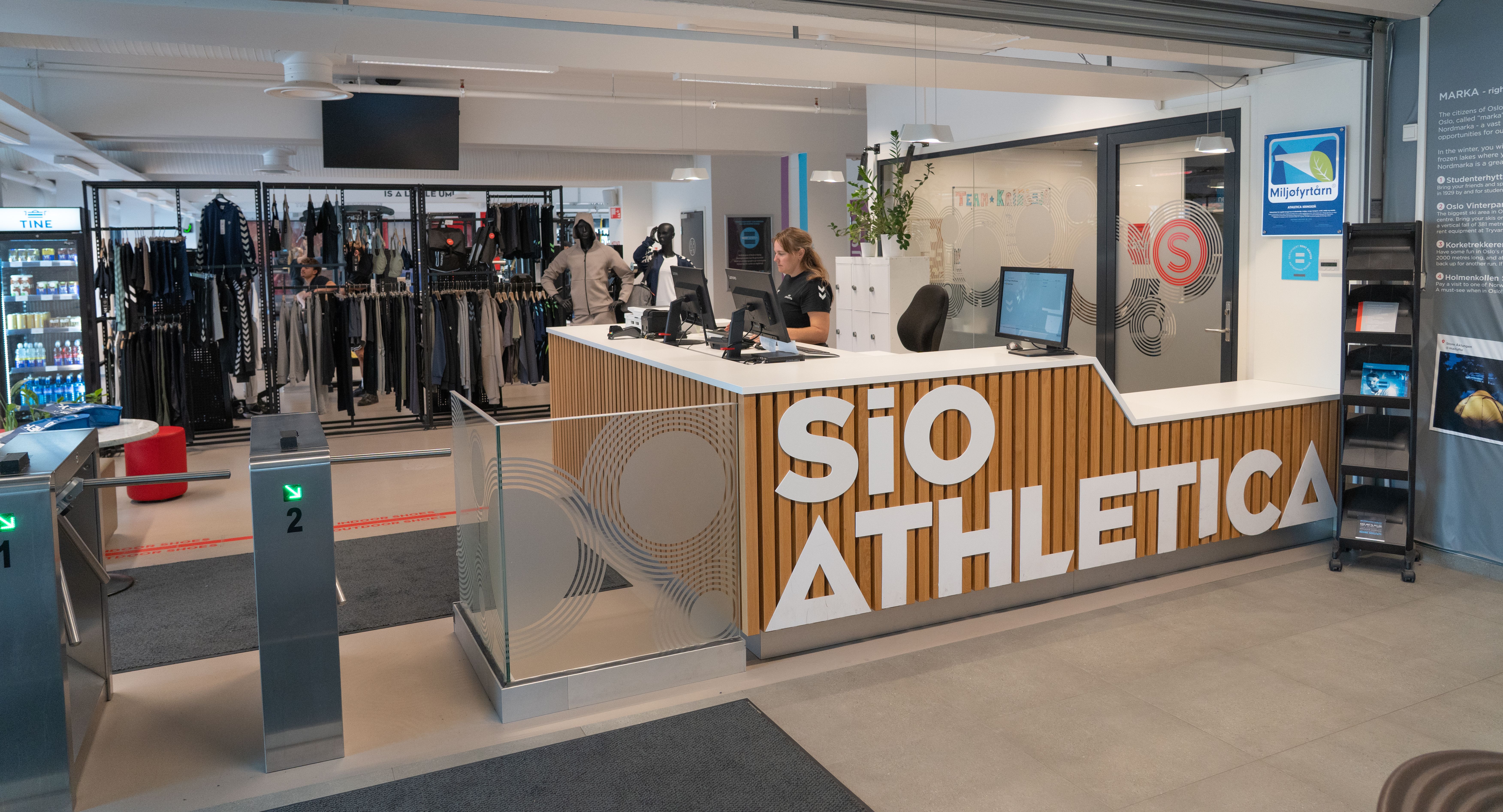 Bilde av resepsjonen og shop på Athletica Kringsjå. 