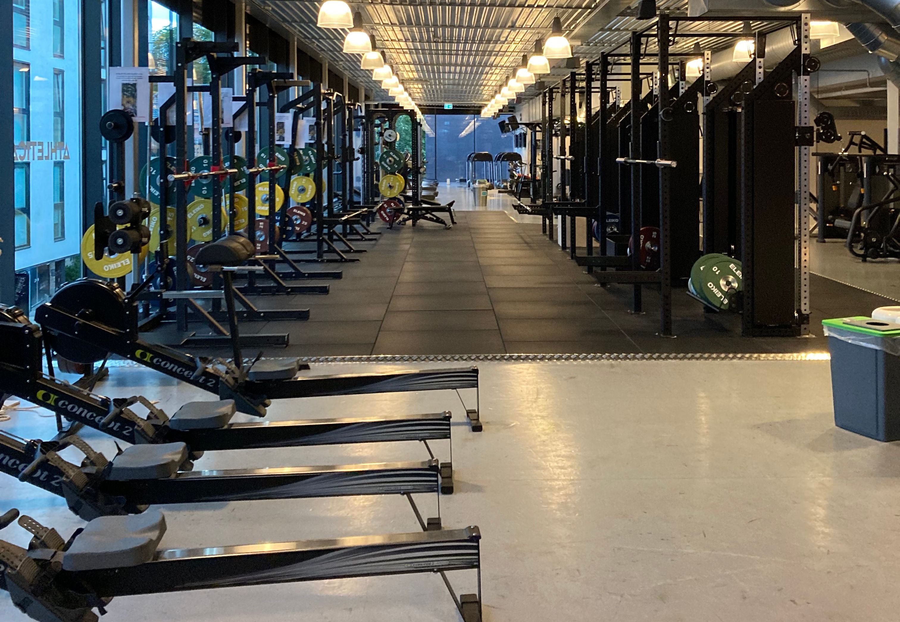 Treningsstudio på Athletica Vulkan med løfteracks og romaskiner.