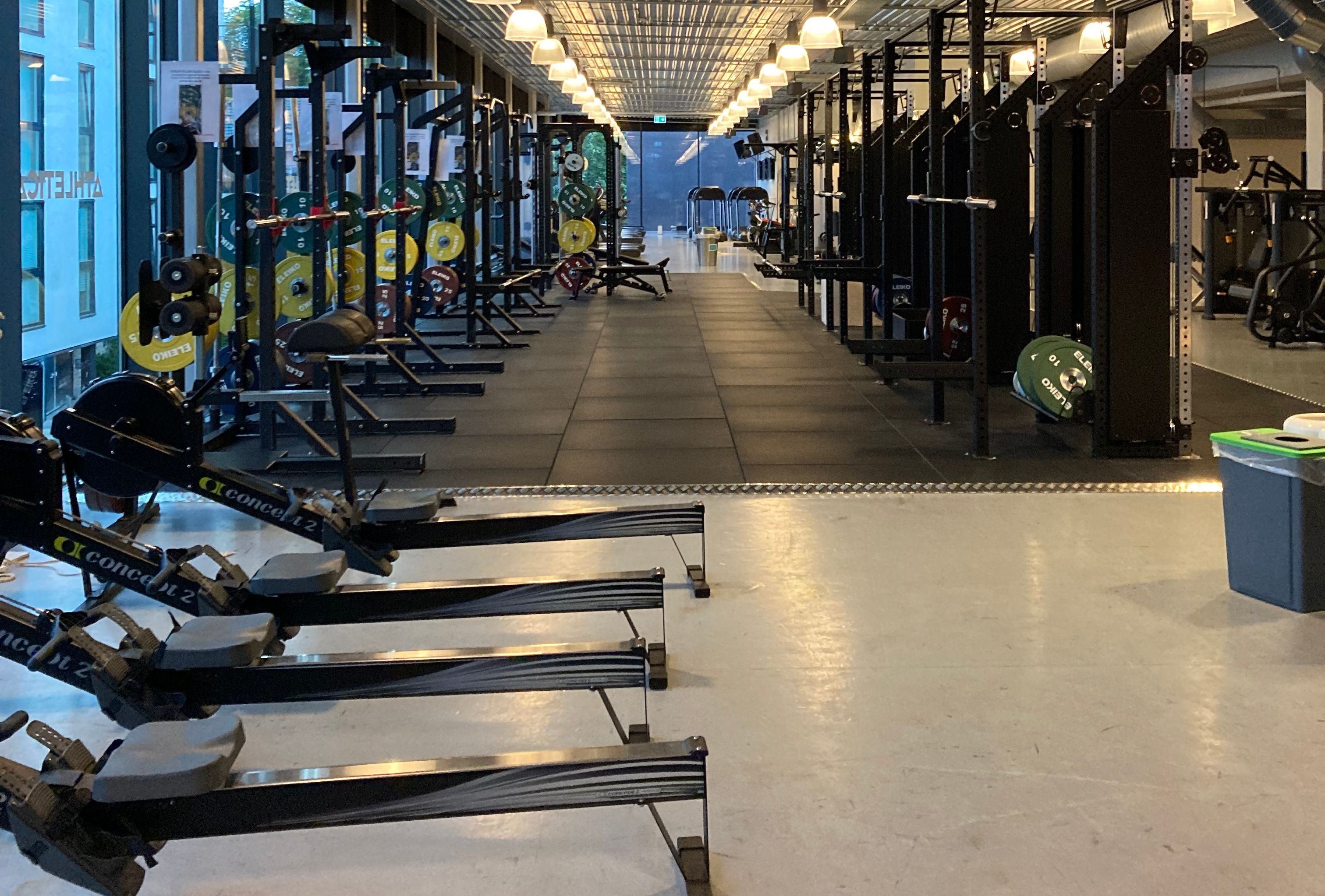 Treningsstudio på Athletica Vulkan med løfteracks og romaskiner.