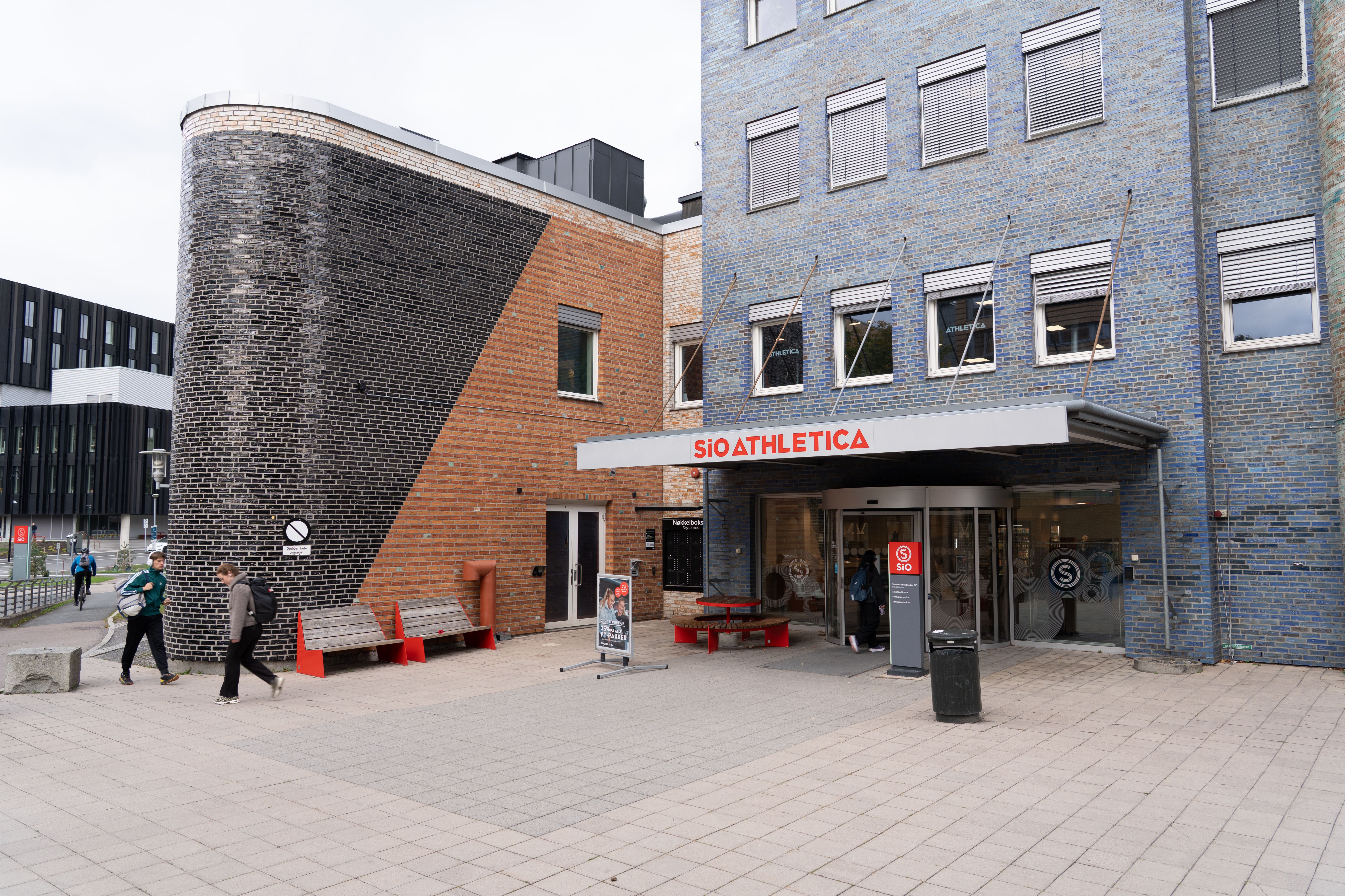 Bilde av Trimveien 4, Domus Athletica, utendørs og inngangspartiet til Athletica Domus.