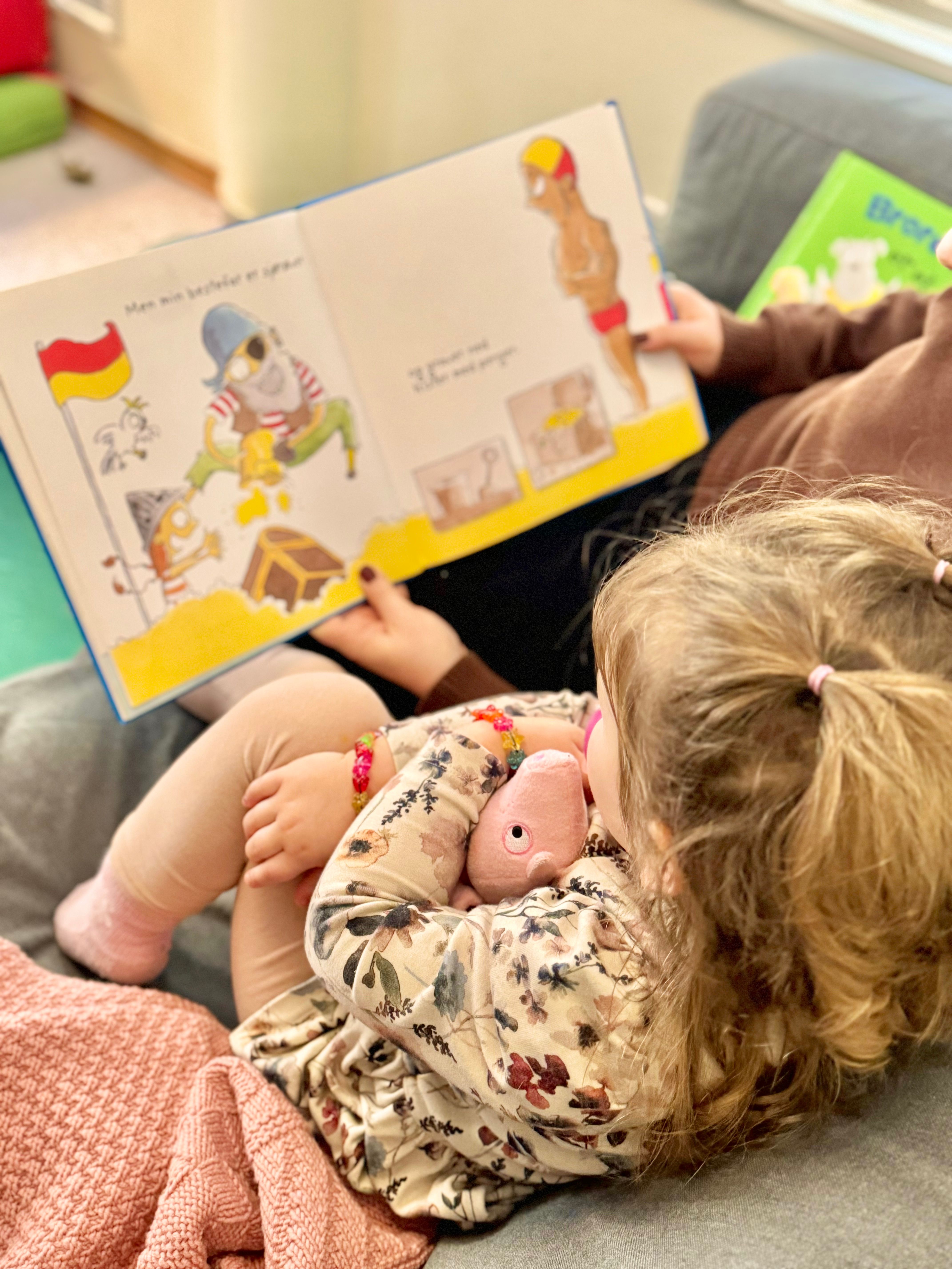 Barn som leser bok om sjørøvere.