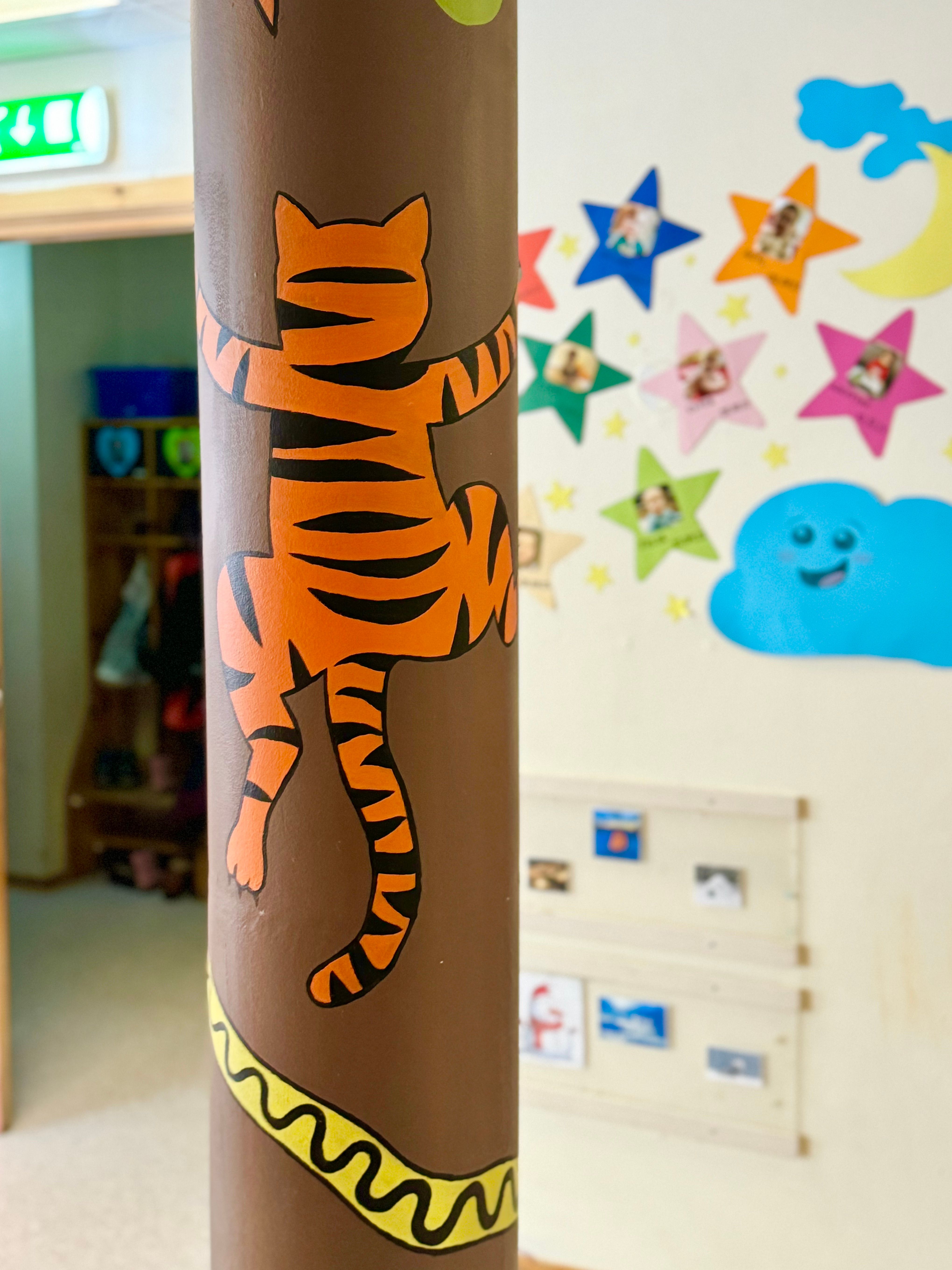 Maleri av tiger som klatrer opp en stolpe.