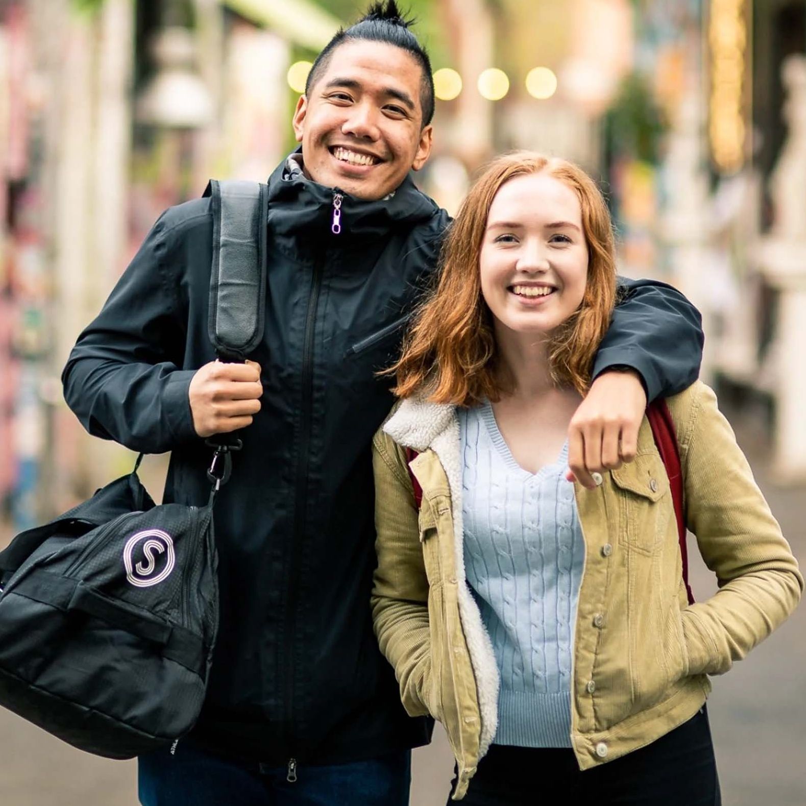 Foto av to glade studenter fra SiO i Oslo som smiler mot kamera.