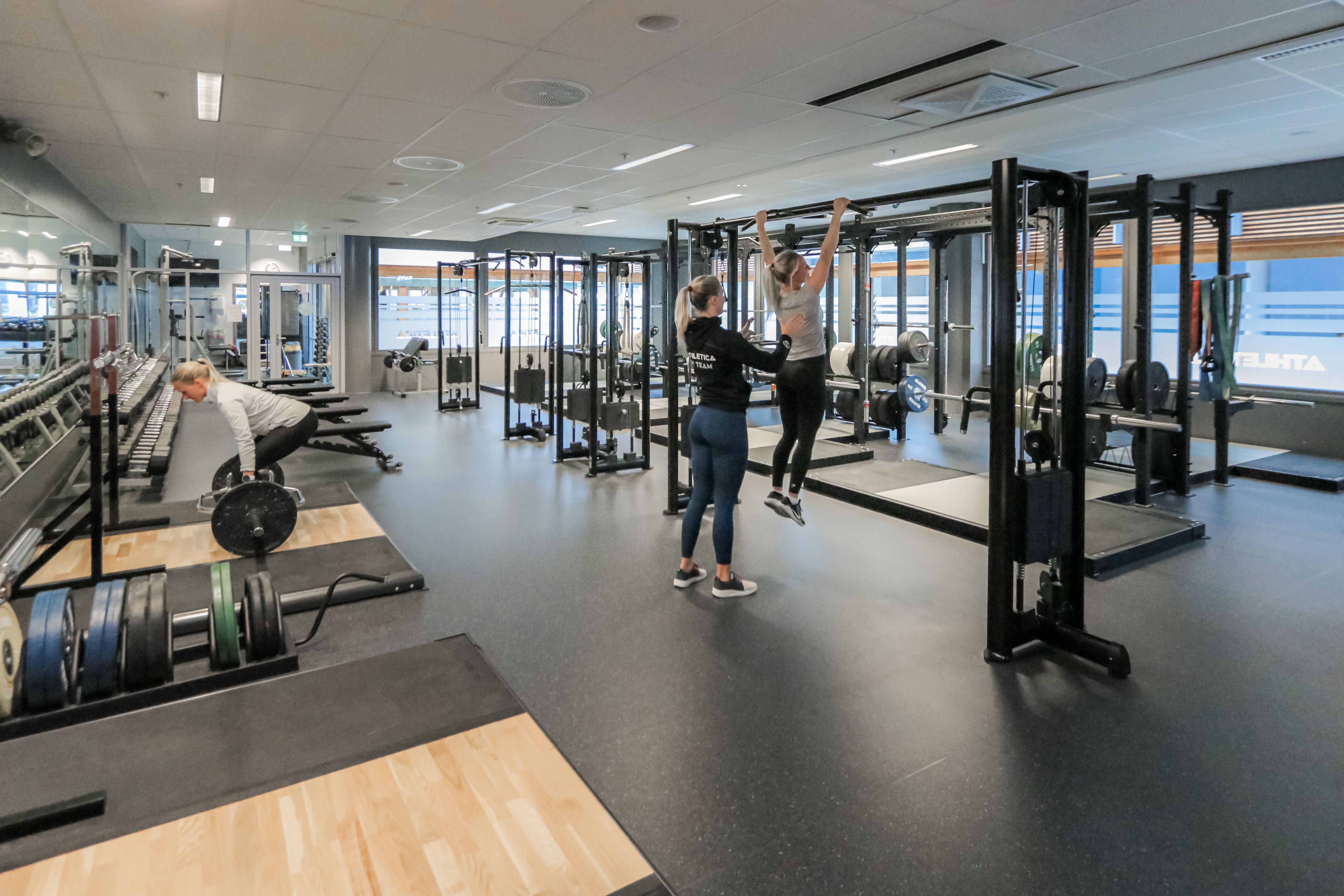 Bilde av treningsstudio hos SiO Athletica Nydalen, med løfteplattformer, frivekter og kabler. 