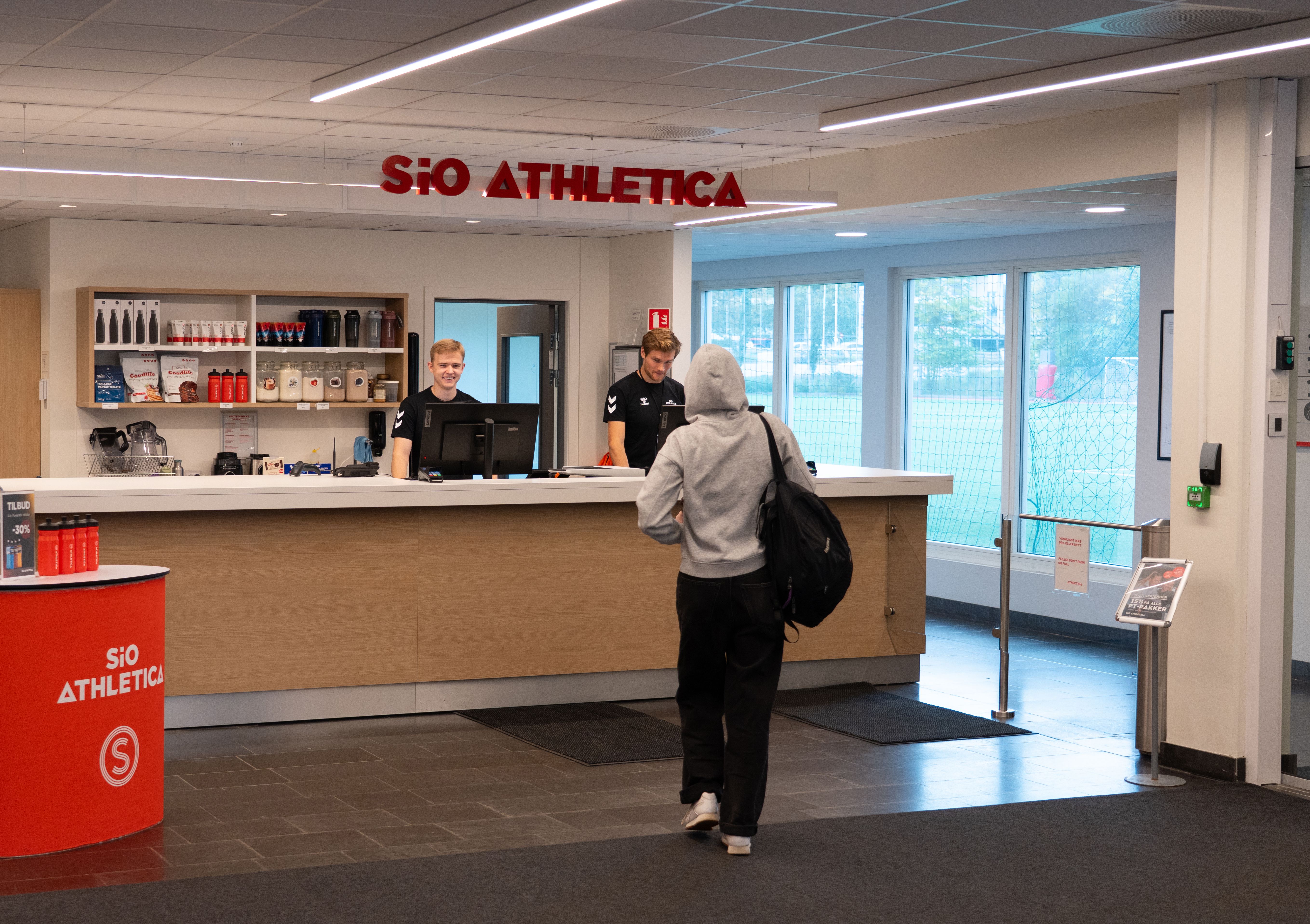 Bil de av en kunde på vei frem til resepsjonen på Athletica Domus.