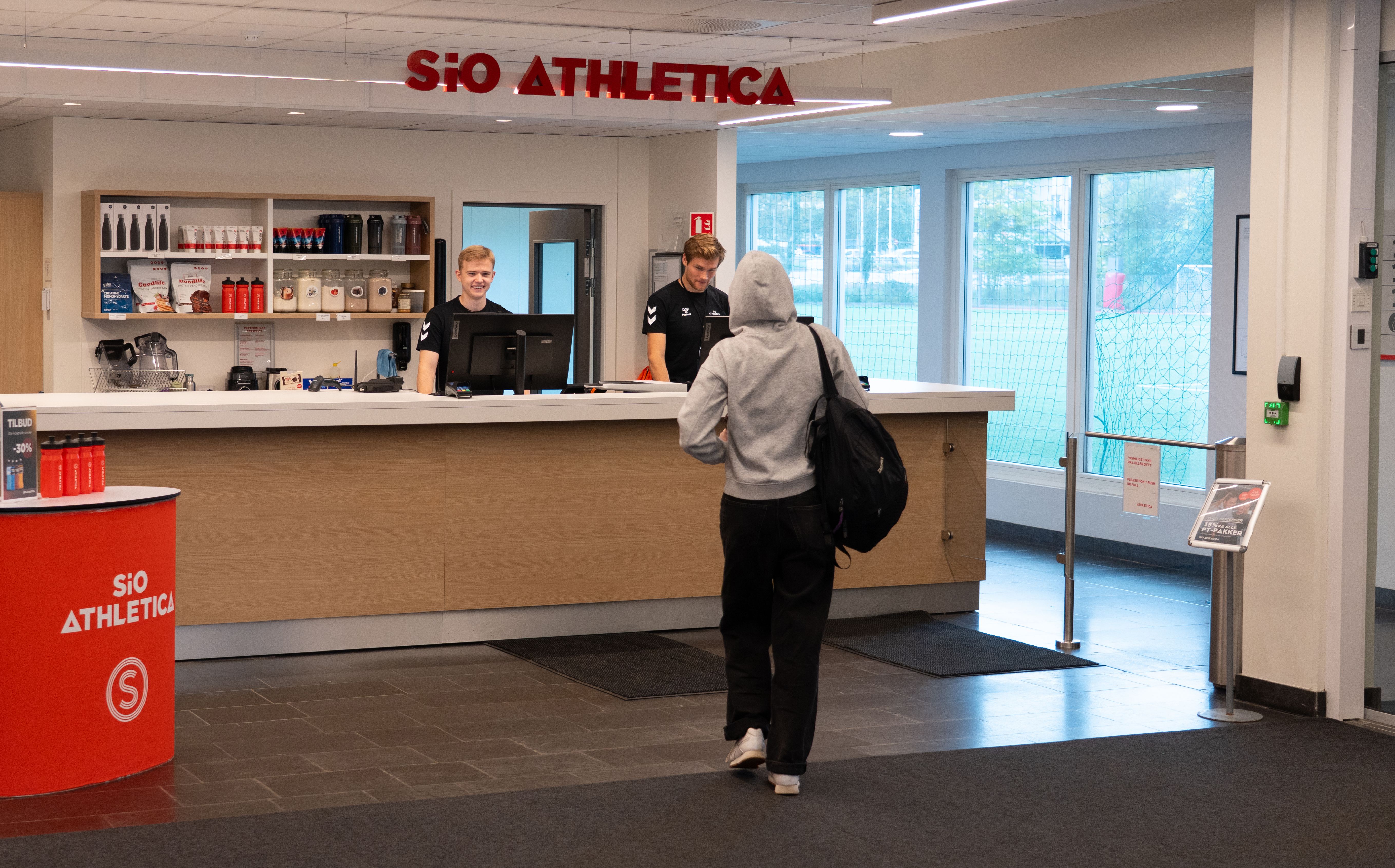 Bilde av en kunde på vei frem til resepsjonen på Athletica Domus.