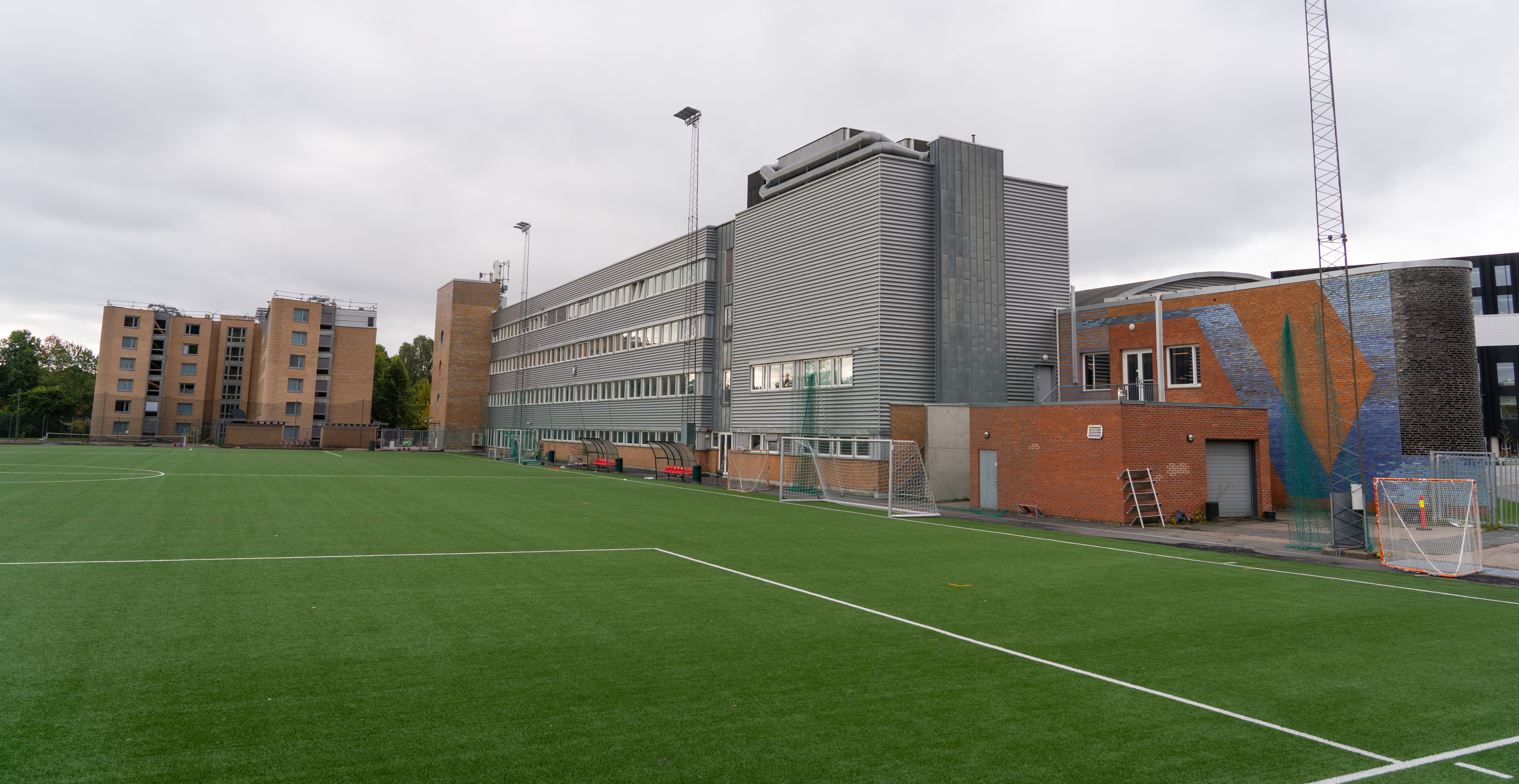 Bilde av kunstgresset utendørs på Athletica Domus, for fotball og lacrosse. 