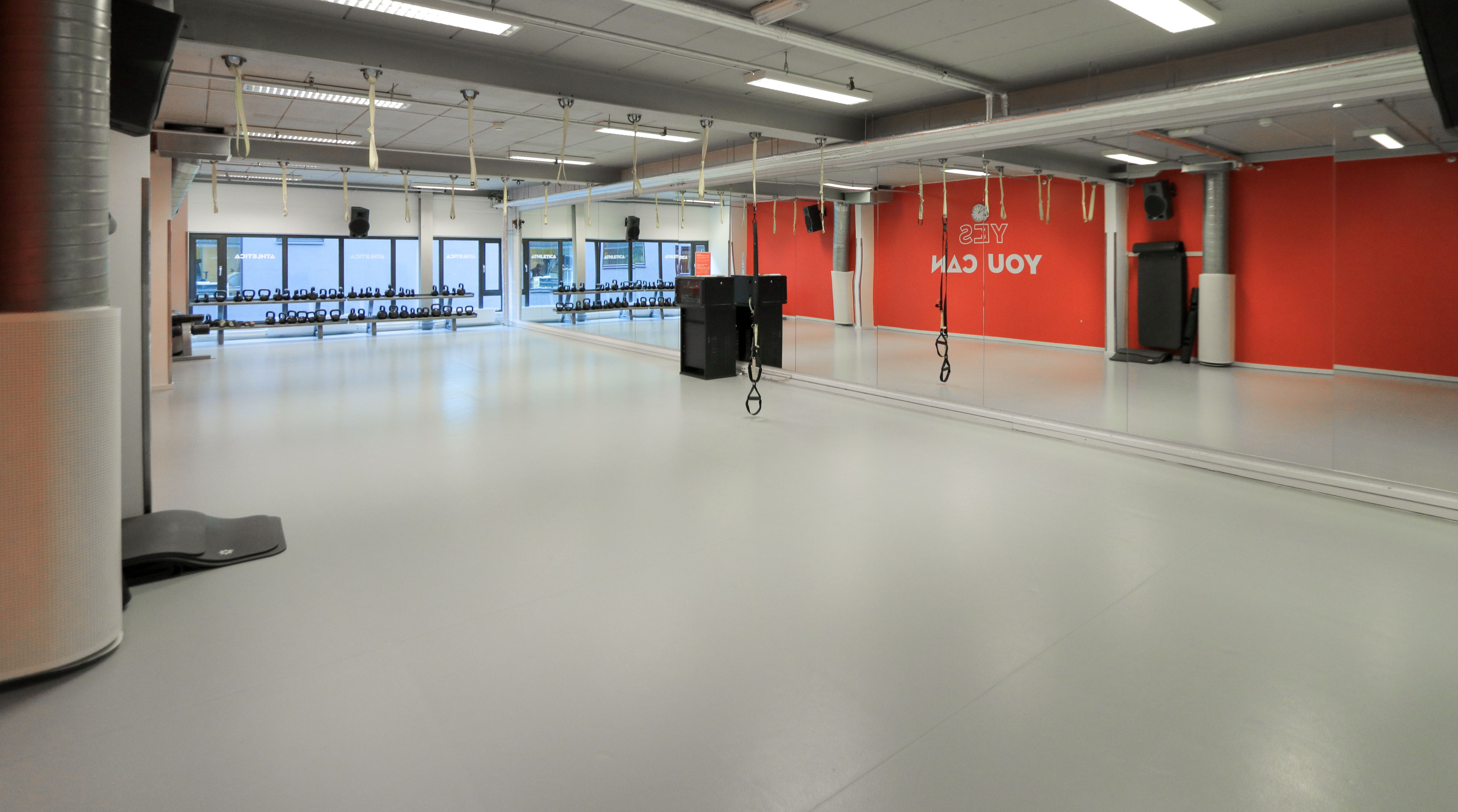 Gruppesal liten Athletica Vulkan, med speil og TRX i taket. 