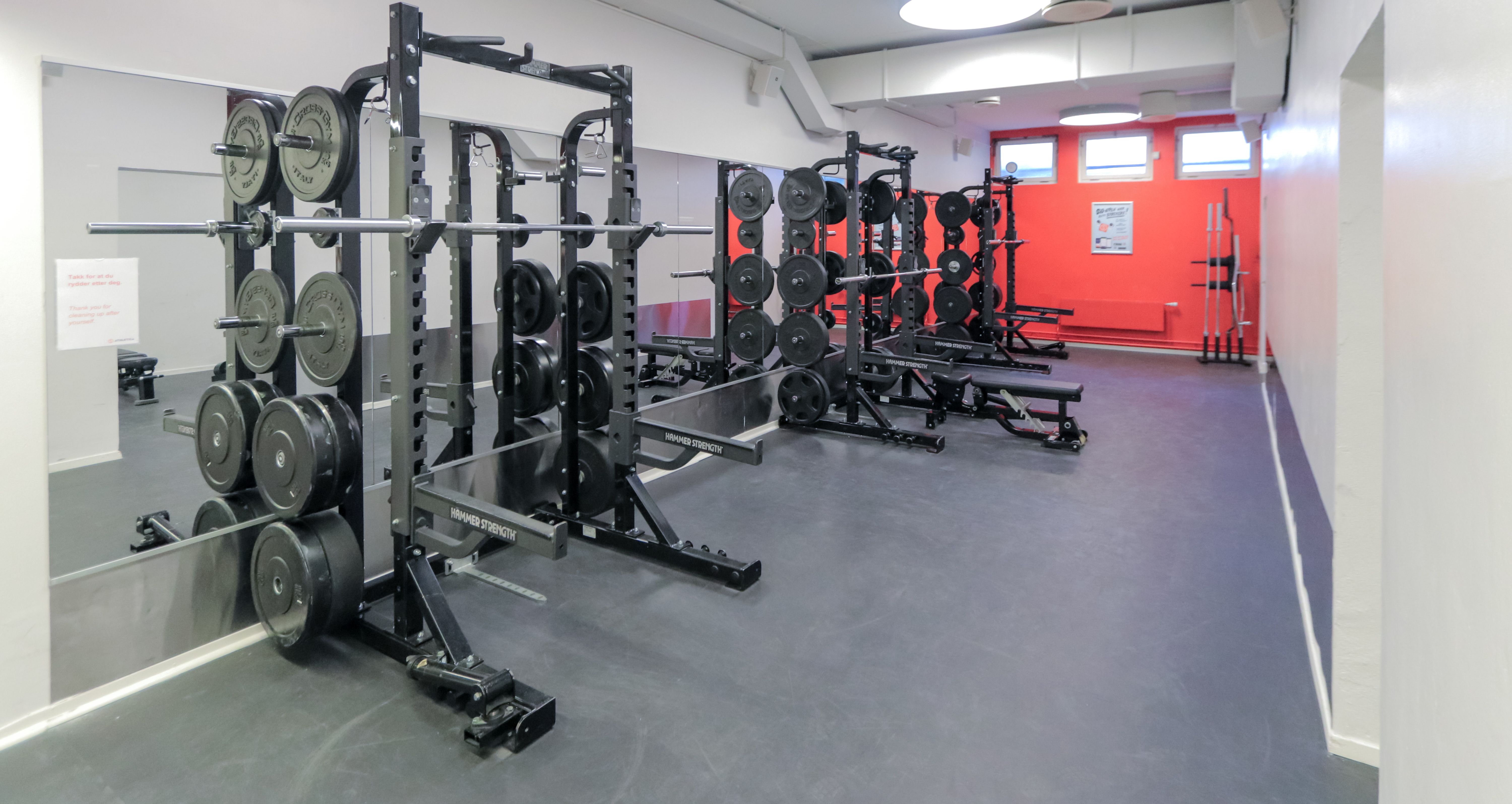 Knebøyracks med vektskiver og speil på Athletica Blindern.