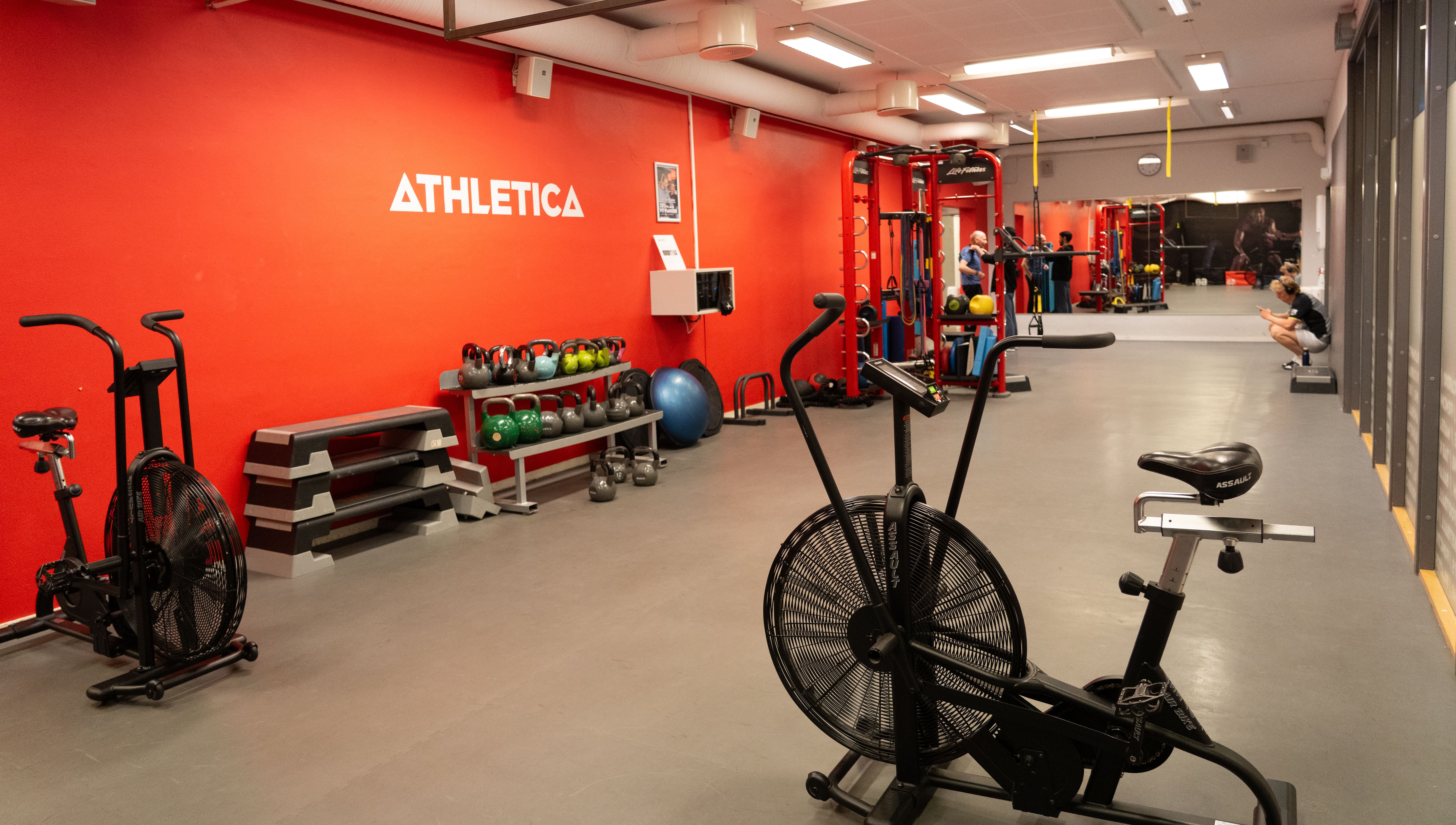 Bilde av funksjonell treningssone hos Athletica Blindern med treningsutstyr, 