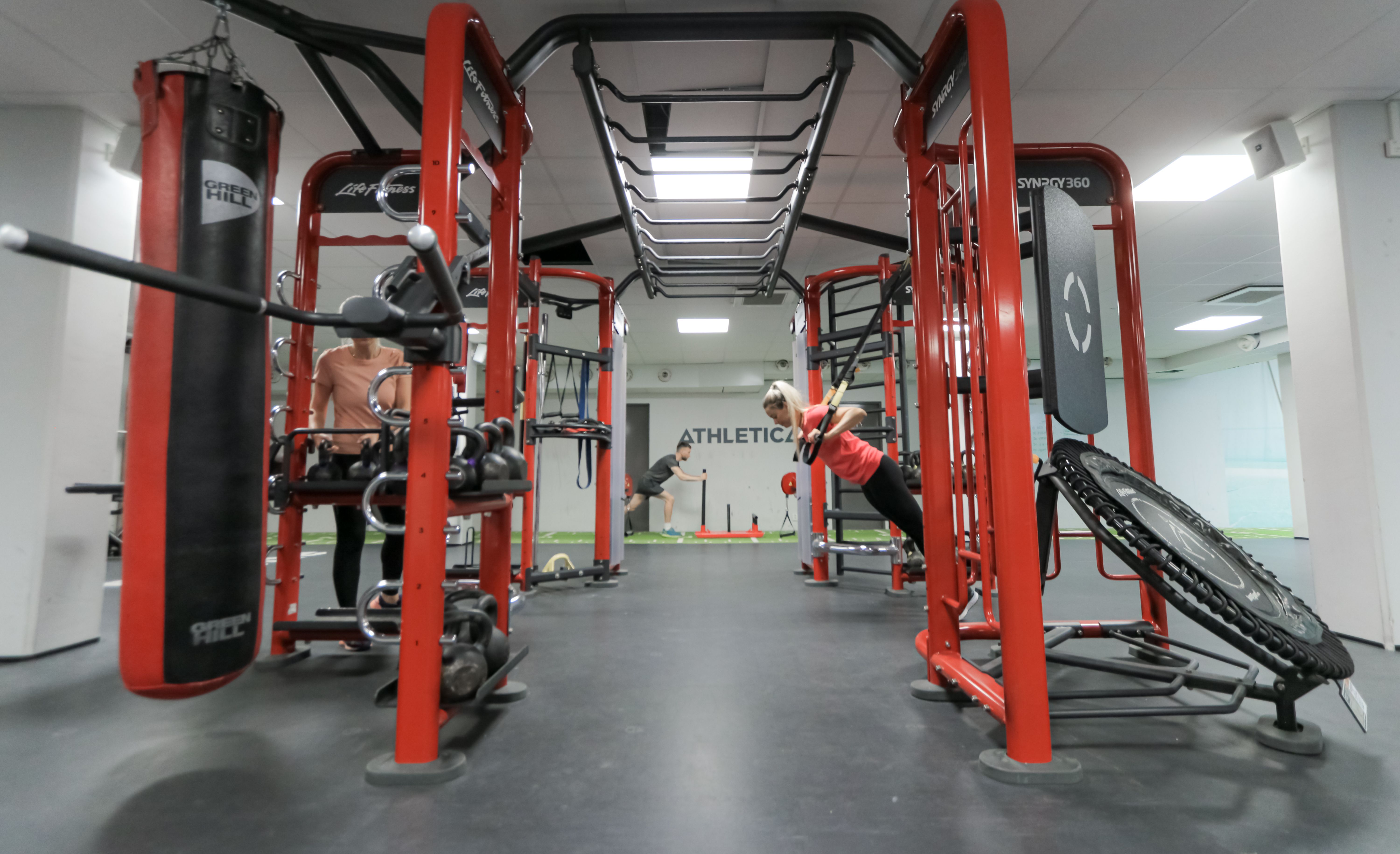 En treningsrigg, cage, med mange muligheter for funksjonell trening på Athletica Centrum.