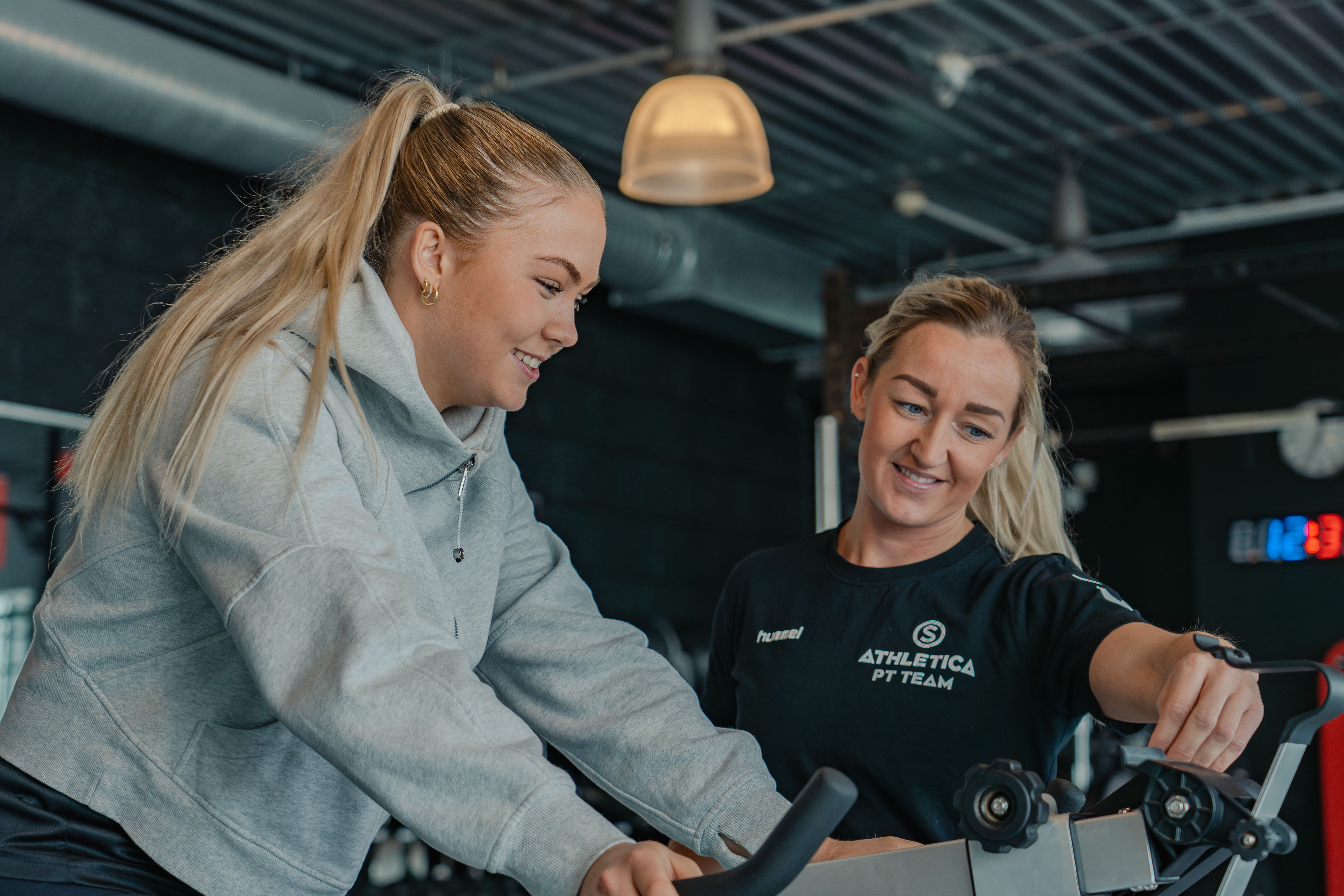 PT og kunde trener på sykkel på SiO Athletica Vulkan.