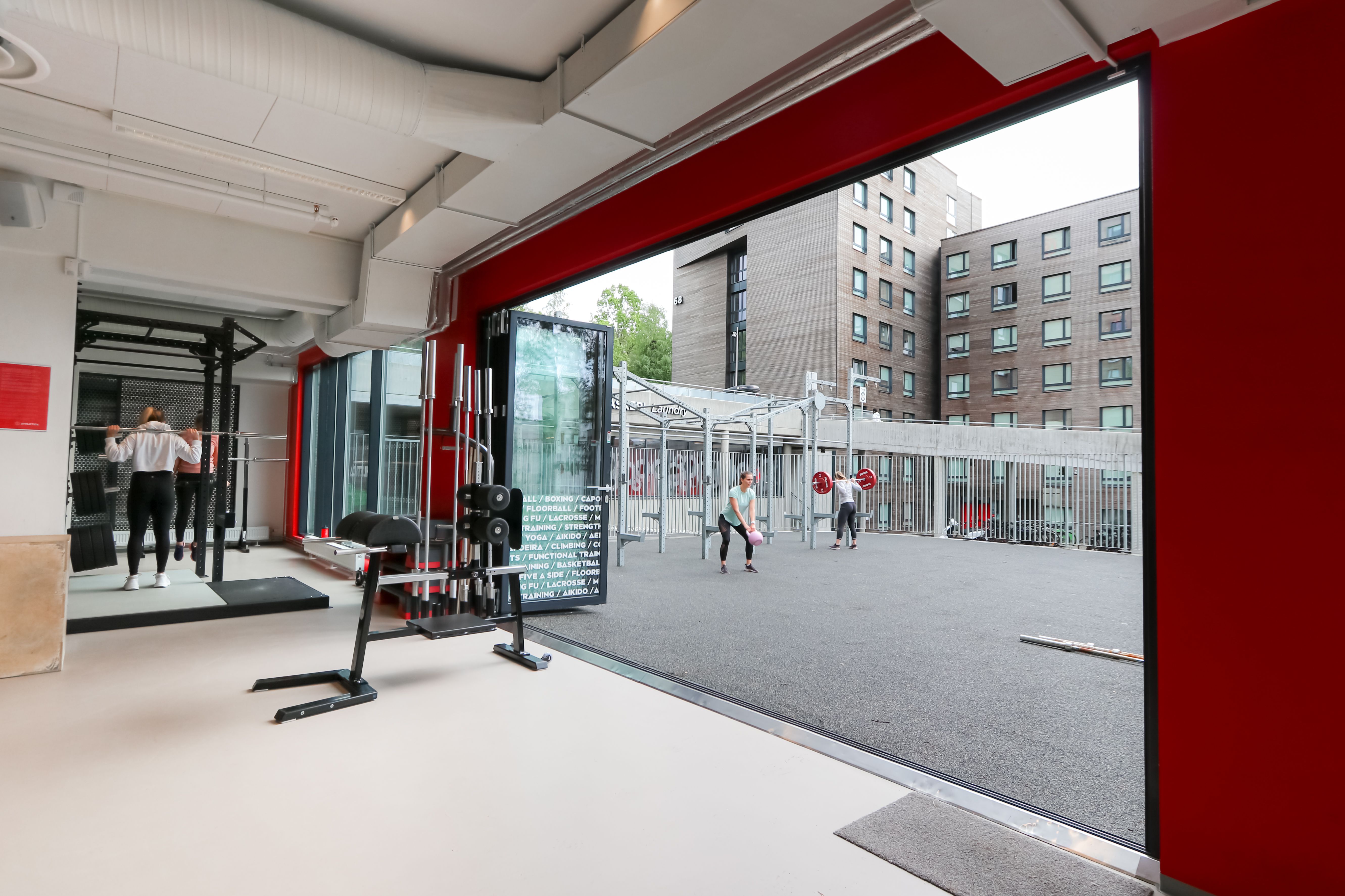 Treningsstudio på Athletica Kringsjå med utgangen til utegymmet med skyvedører. 