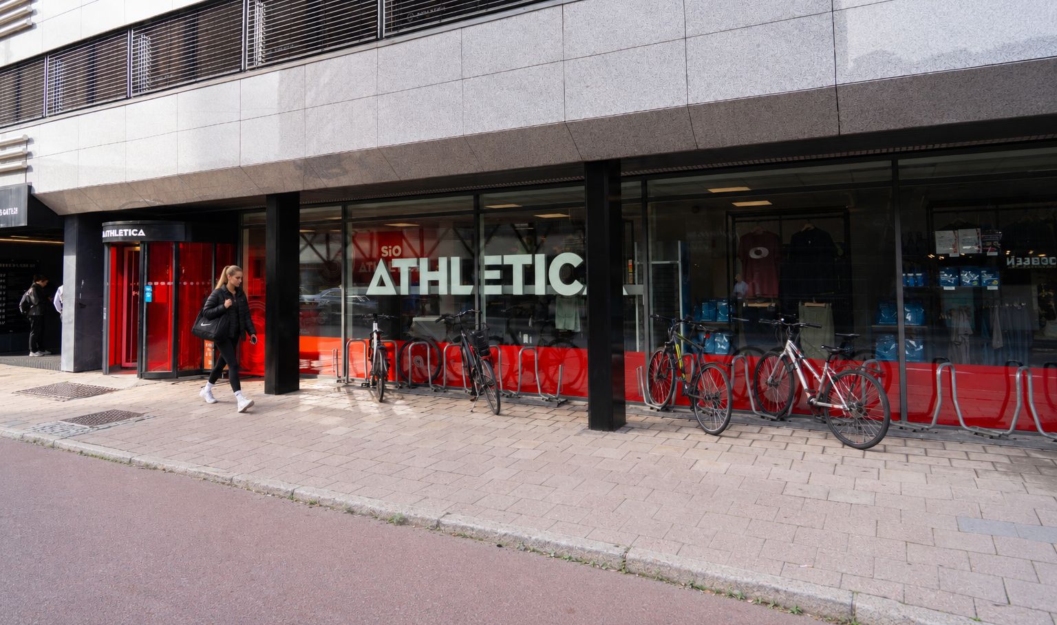 Bilde av hovedinngangen på Athletica Centrum. 