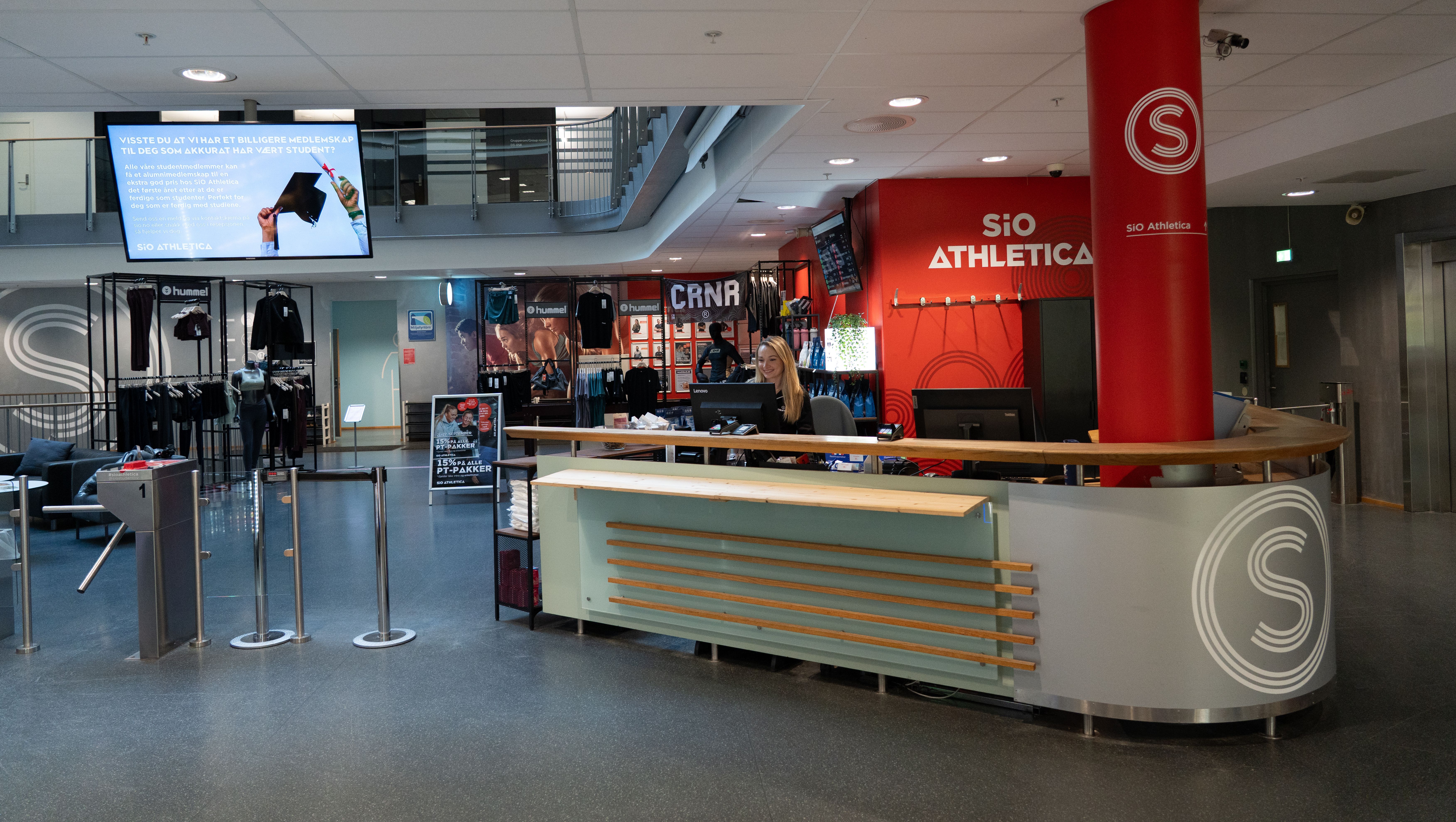 Athletica Nydalen sin resepsjon med shop og mingleområde. 