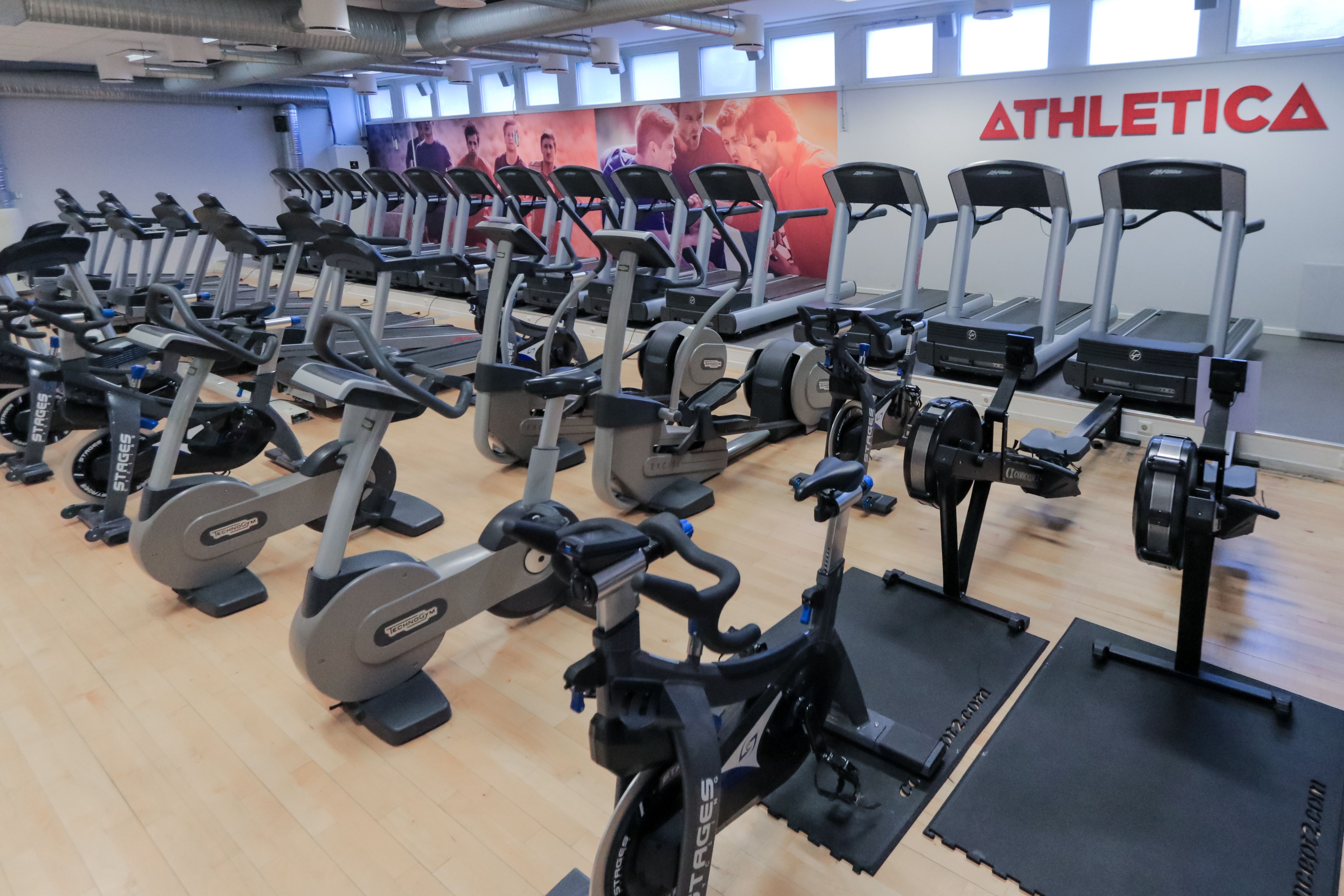 Bilde av cardiorommet på Athletica Blindern med tredemøller, spinningsykler, romaskiner, ergometersykler og lignende. 