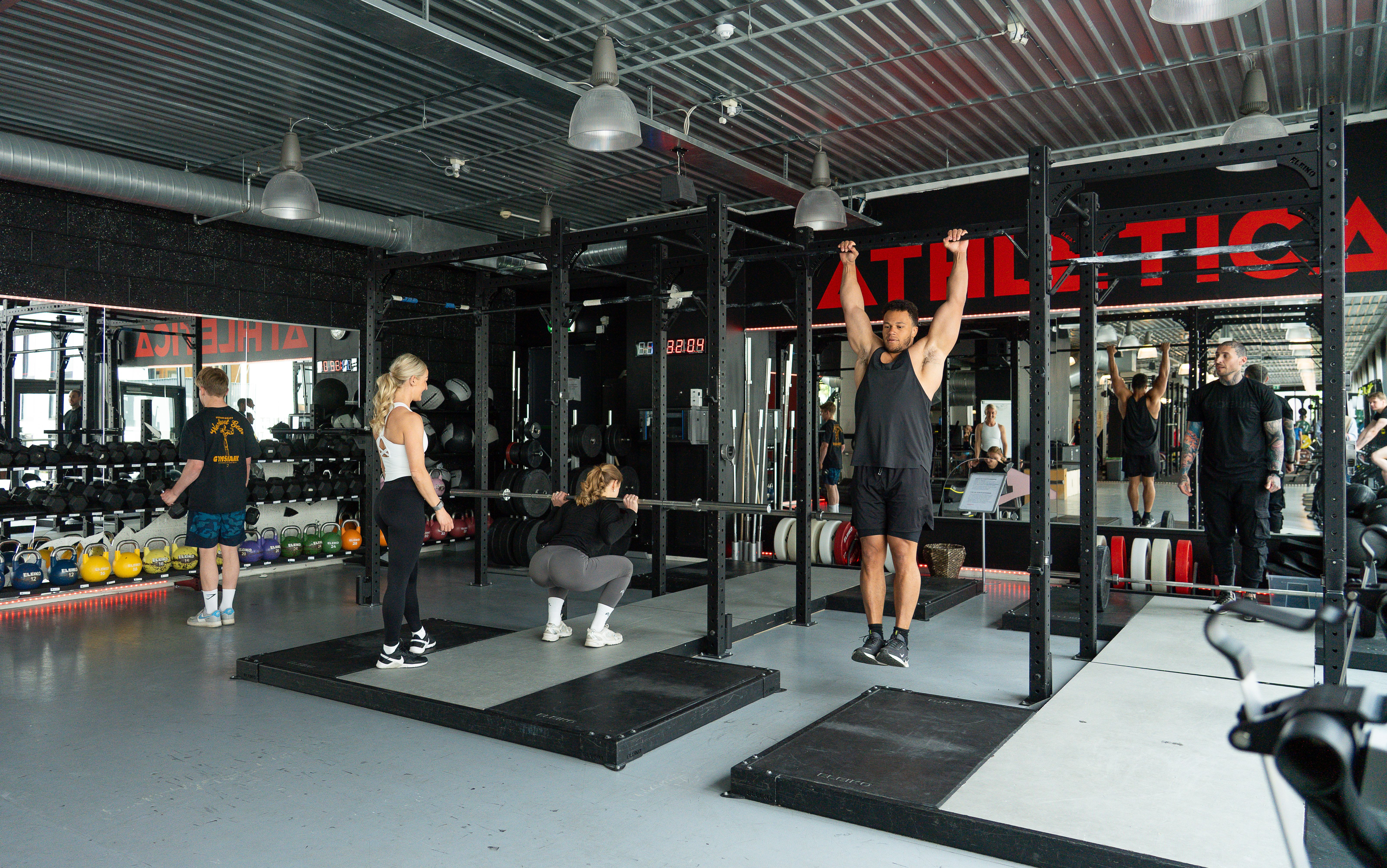 Funksjonell treningssone på Athletica Vulkan med flere som trener ulike ting.