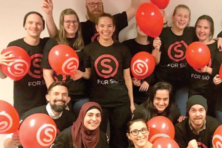  Tolv ansatte i SiO Barnehage som holder ballonger