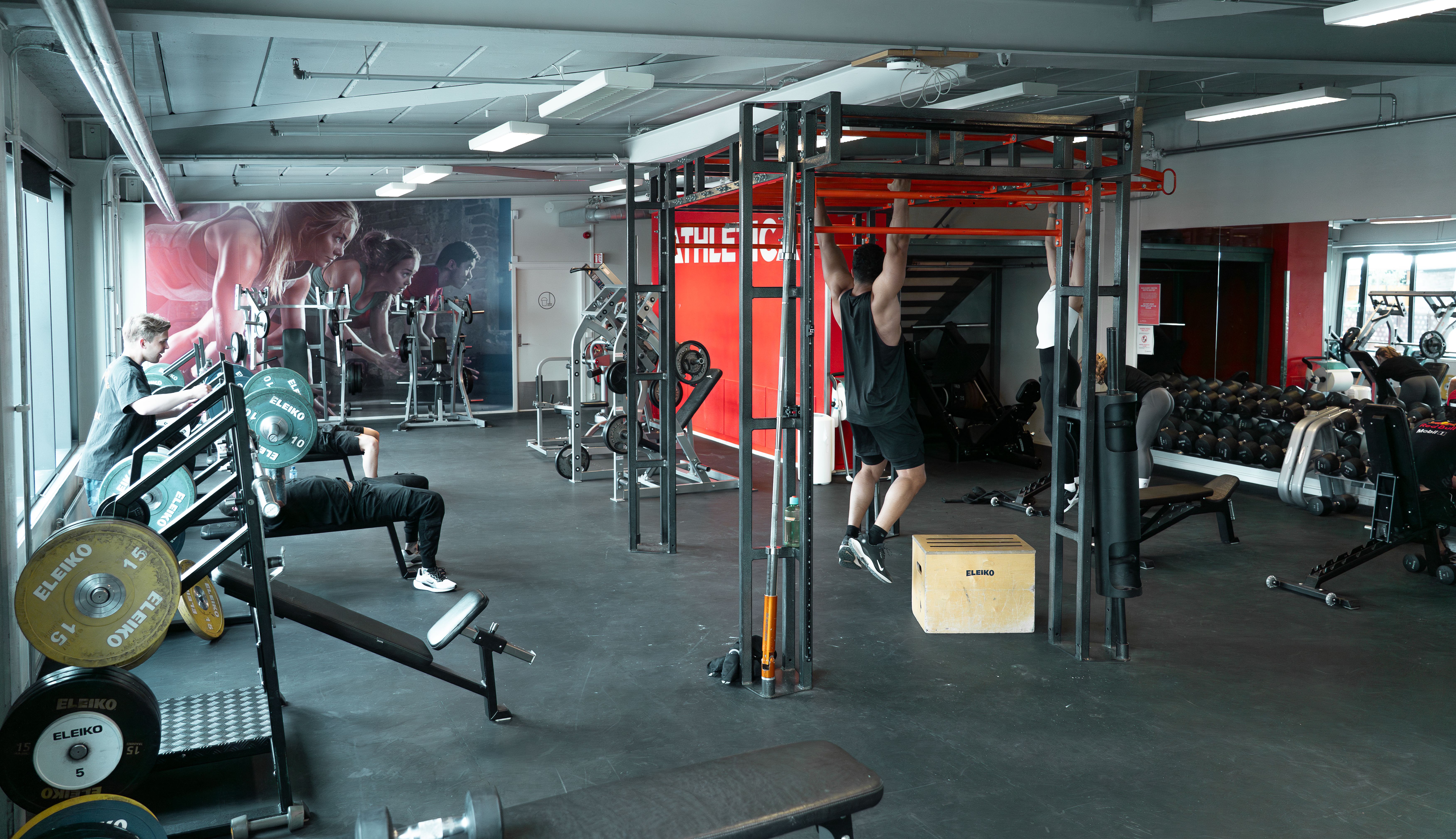 Flere som trener i underetasjen på Athletica Vulkan.