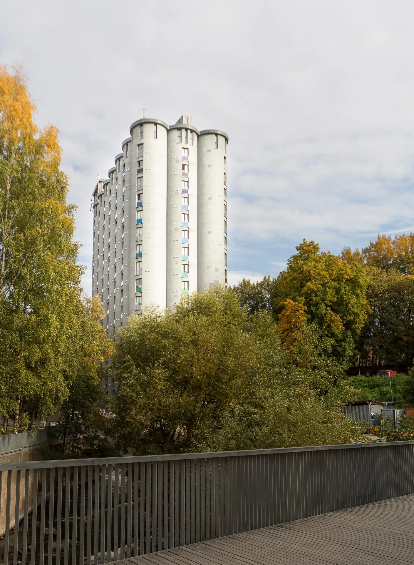 Bilde av Grünerløkka studenthus (siloen) på Vulkan med skog og trær foran.