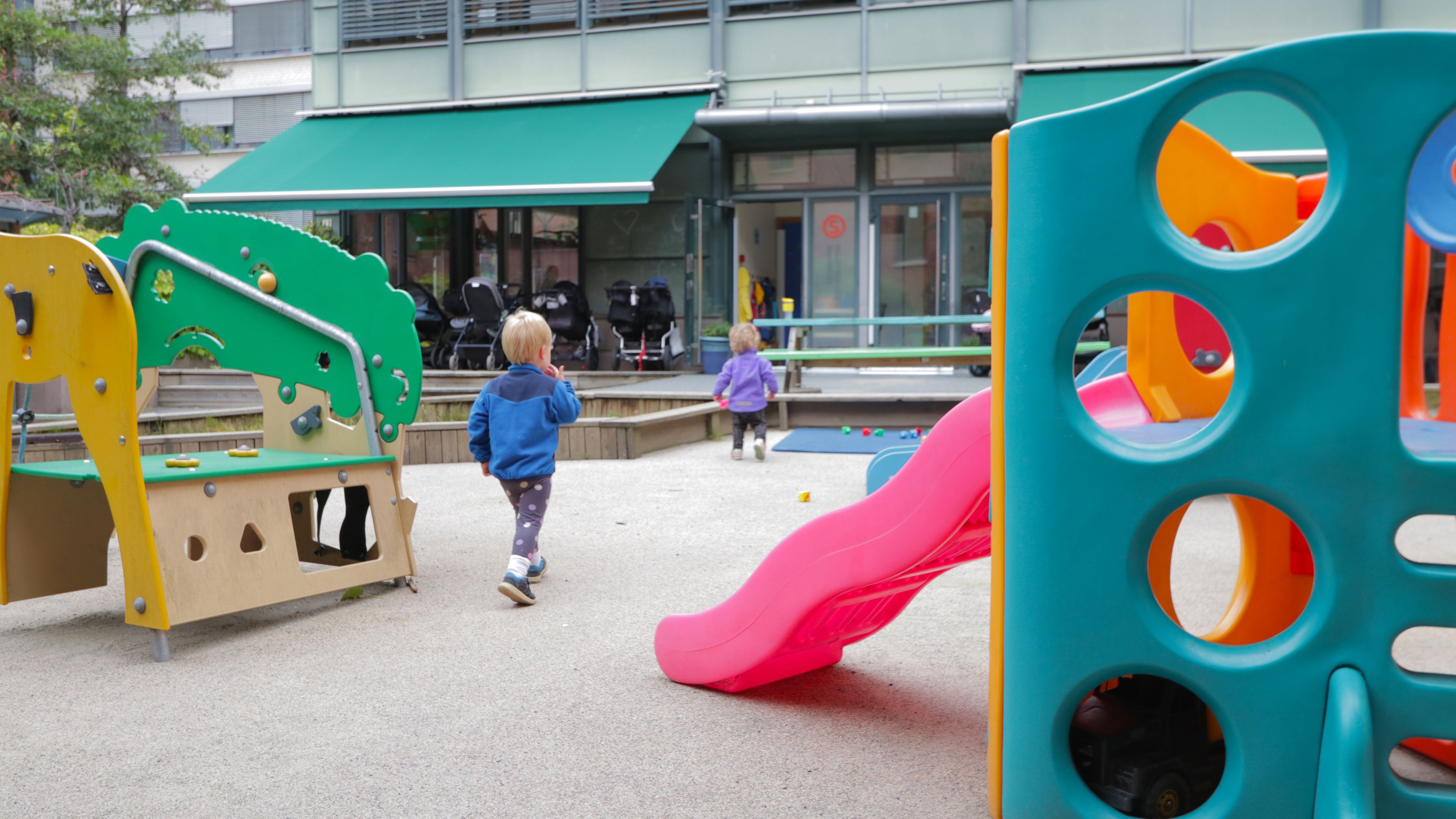 To barn som går på uteområdet til Bislettbekken barnehage