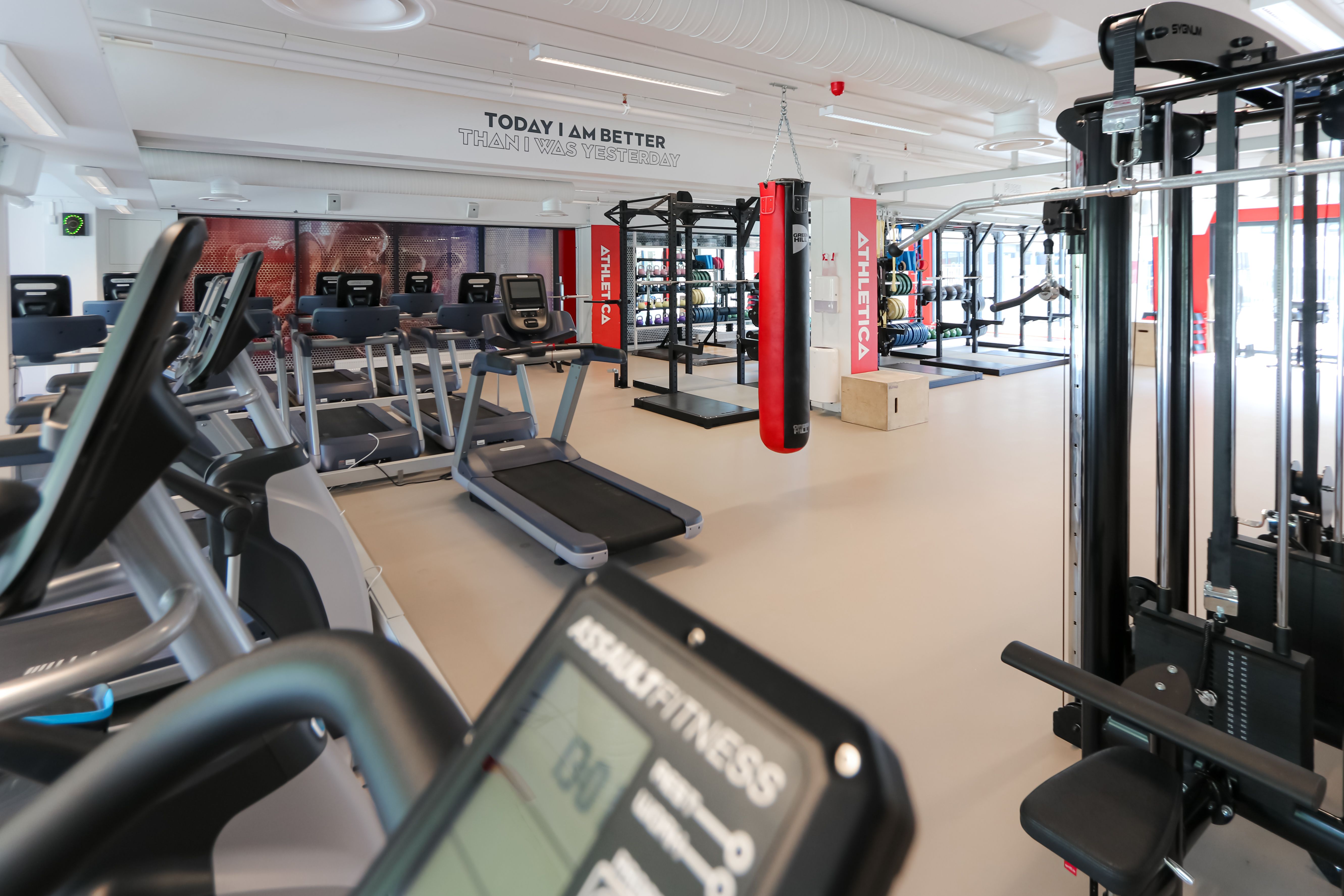 Treningsstudio på Athletica Kringsjå med blant annet cardioapparat.