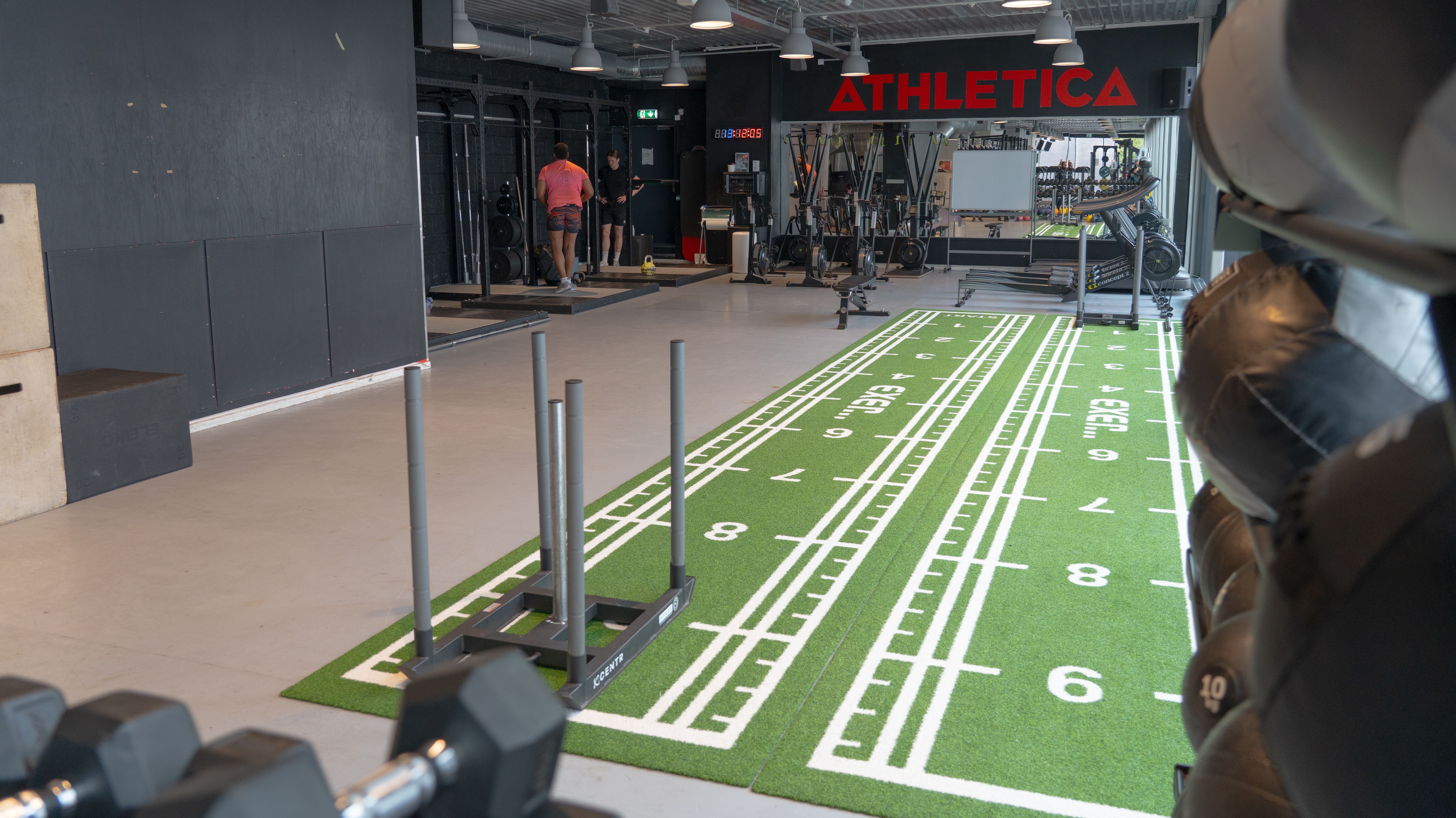 Bilde av funksjonell sone på Athletica Vulkan med turf og treningsutstyr.