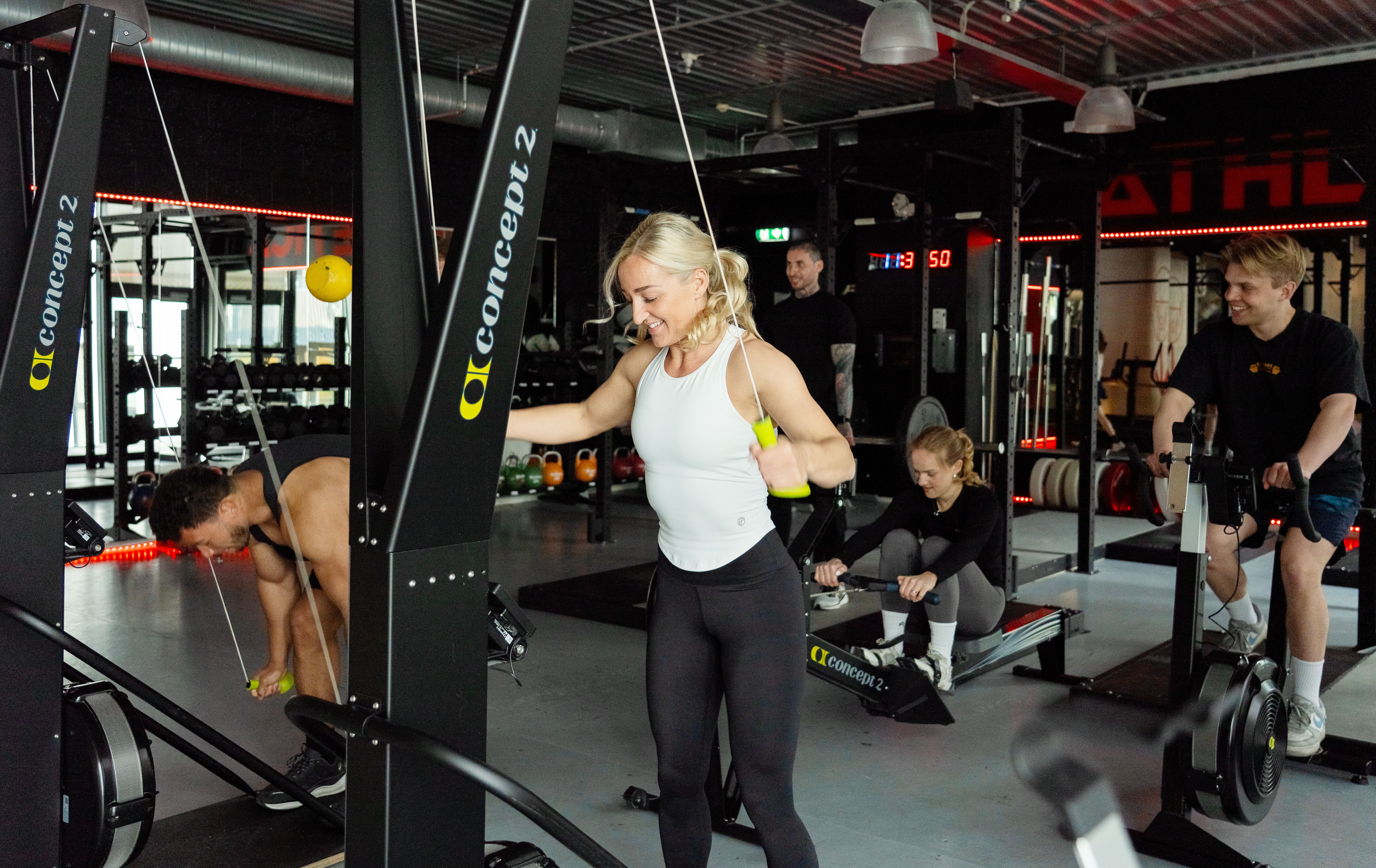 Flere som trener funksjonell styrke på Athletica Vulkan.