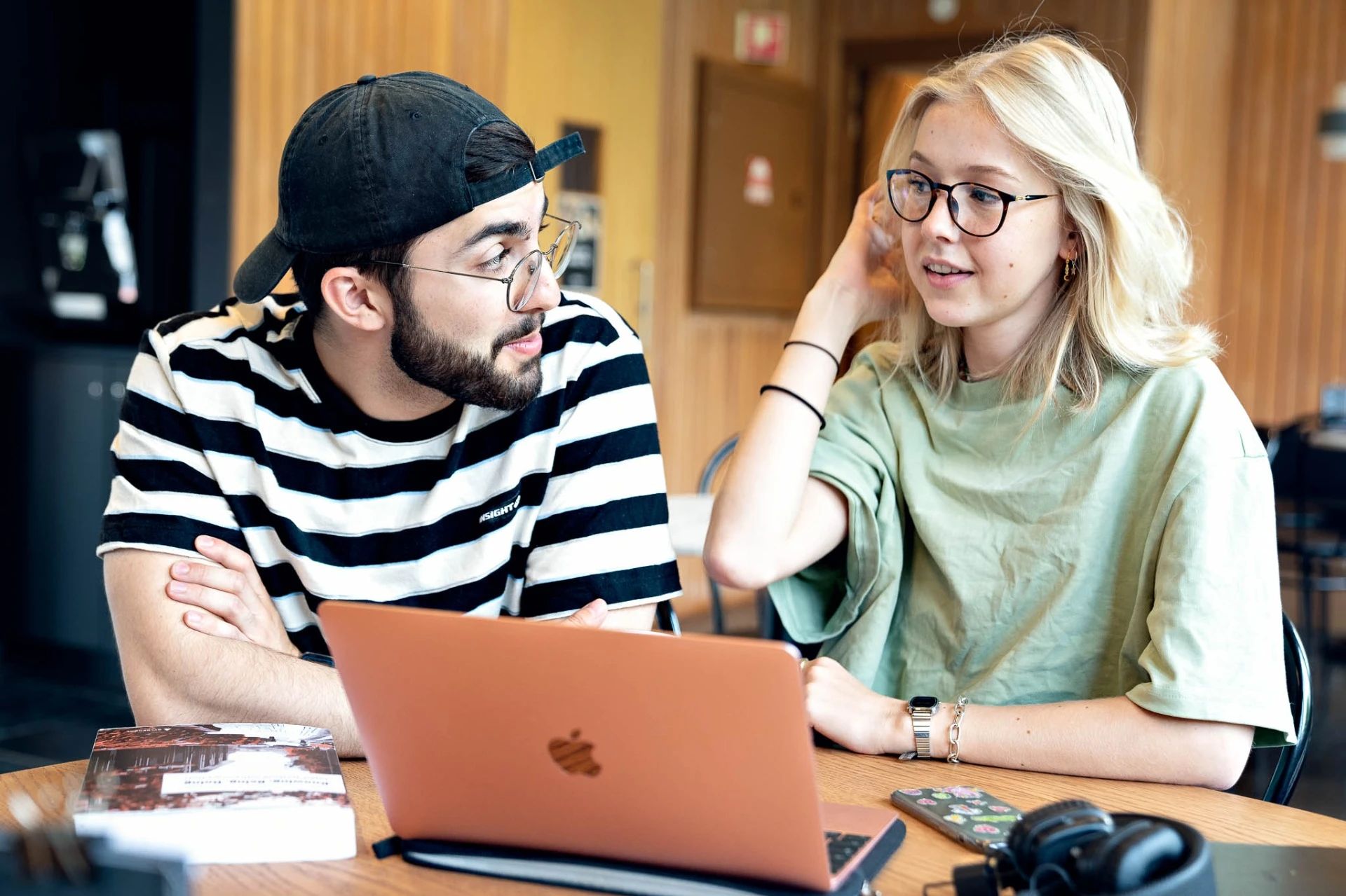 To studenter som jobber sammen på en datamaskin.