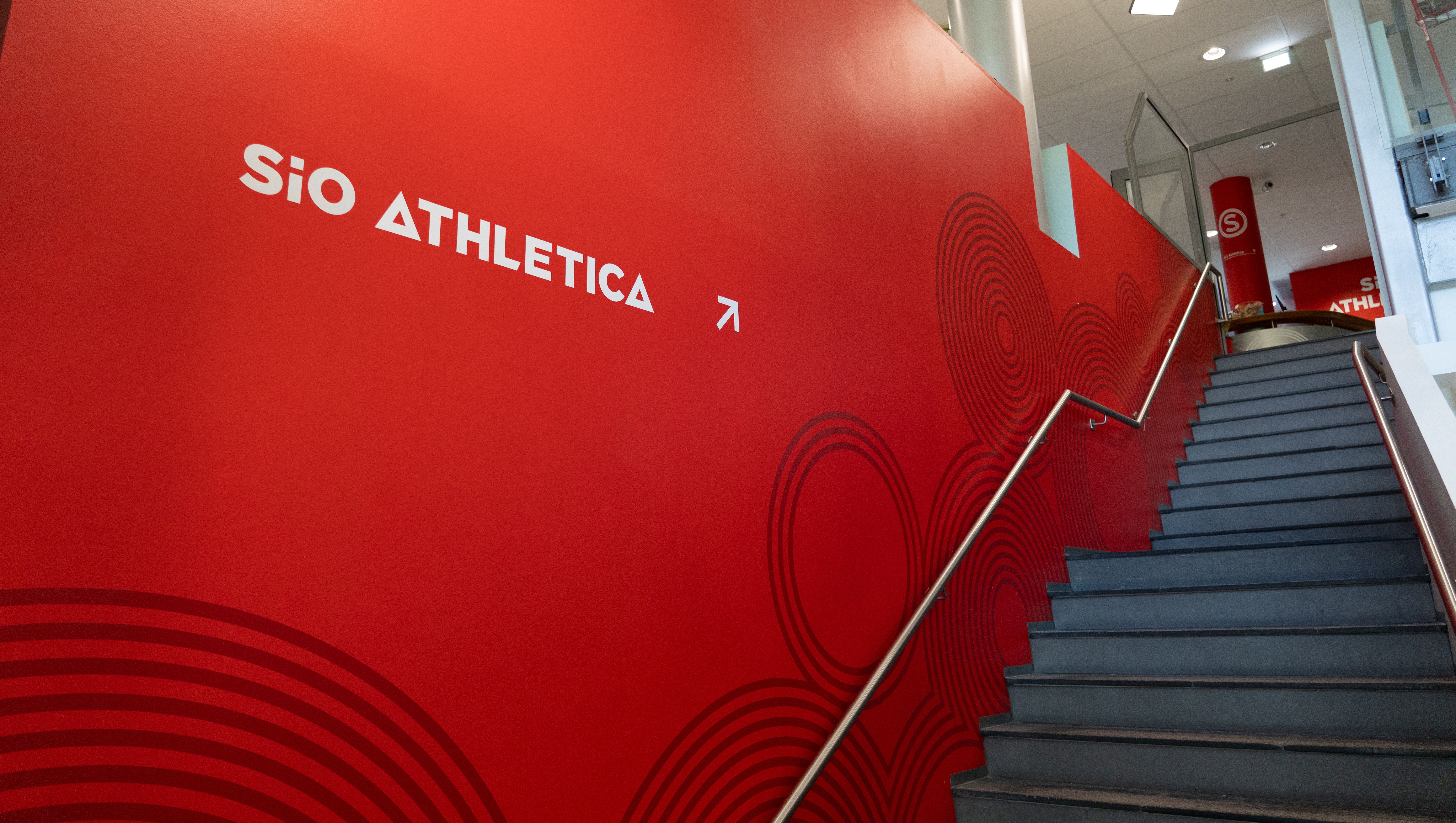 Trappen opp til Athletica Nydalen og SiO Helse Nydalen, ved hovedinngangen.