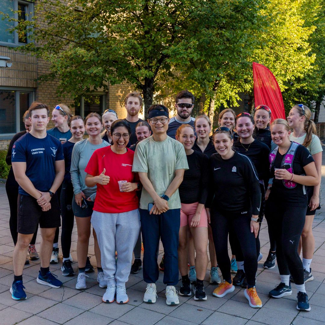 Foto av mange studenter som står klare til å jogge.