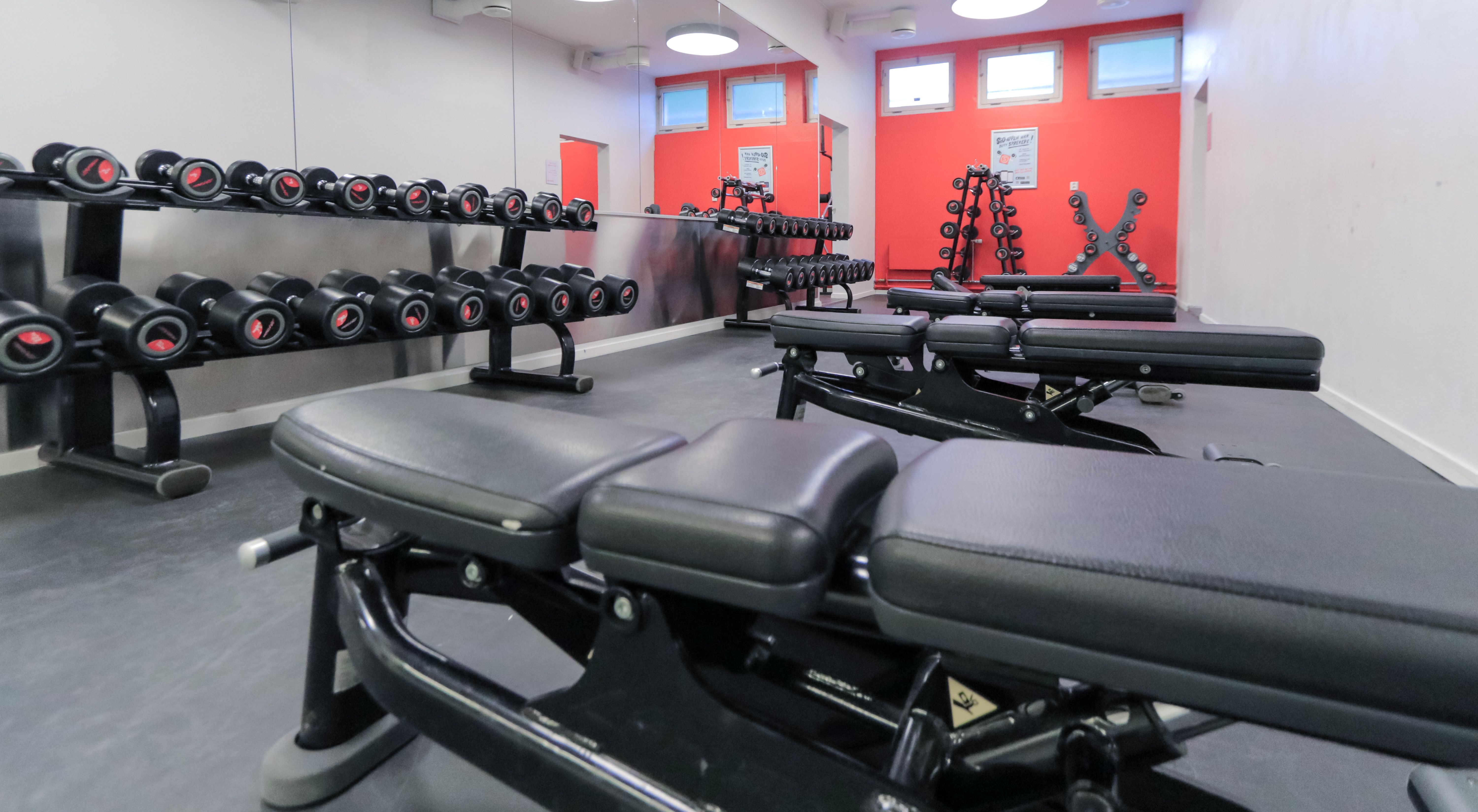 Frivekter, vektstenger og benker på Athletica Blindern.