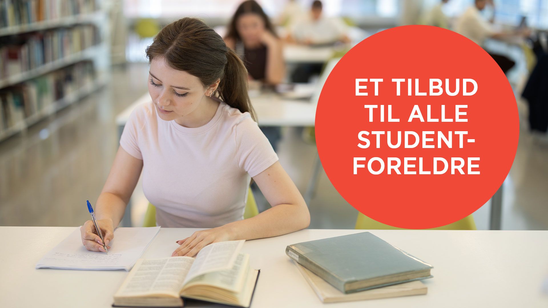 Kvinnelig student som skriver notater på lesesalen