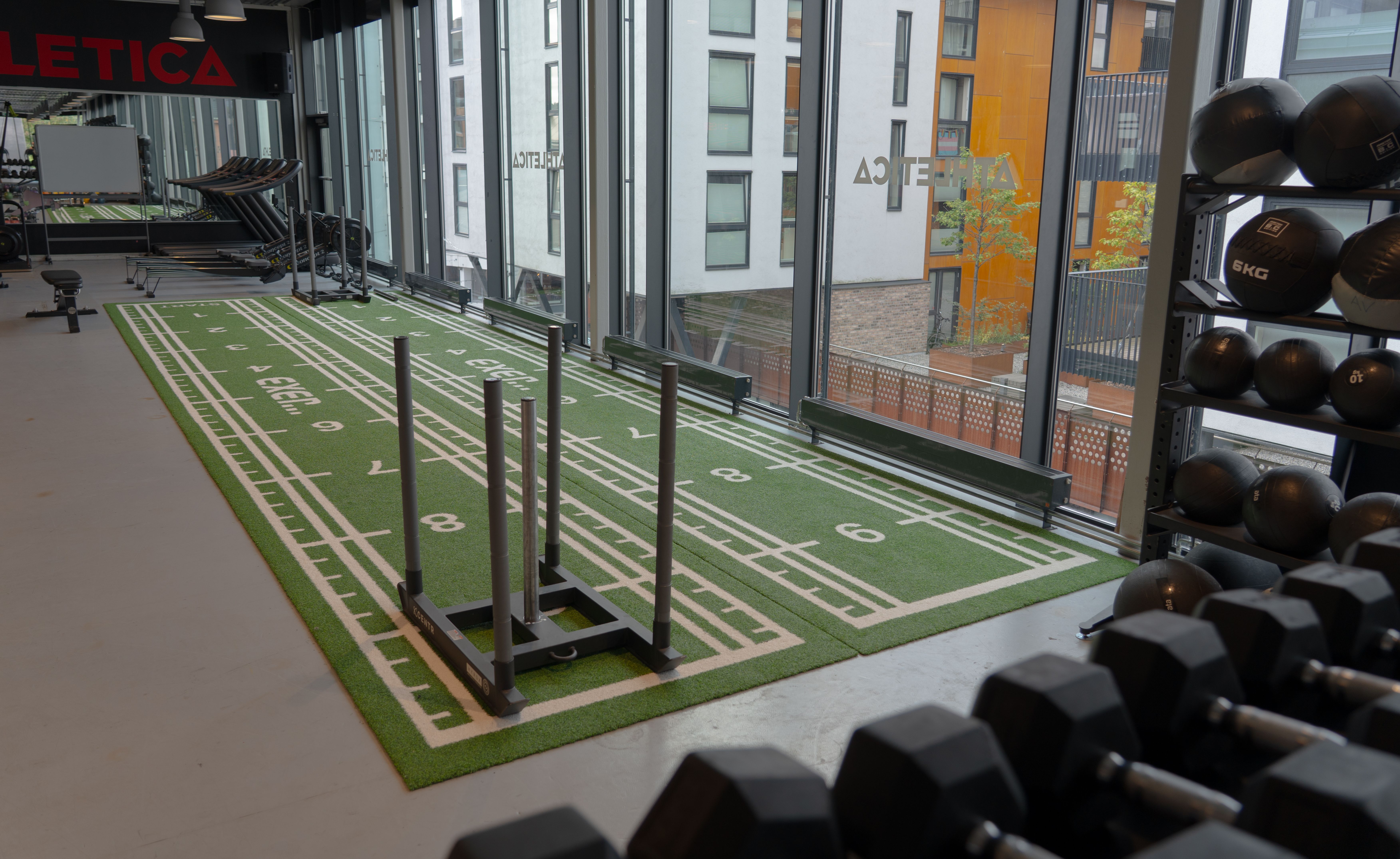 Bilde av turfen på Athletica Vulkan ved siden av store åpne vinduer i funksjonell sone.